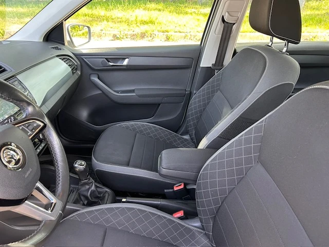 Skoda Fabia 1.0, снимка 9 - Автомобили и джипове - 54672338