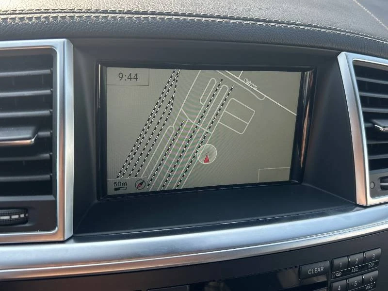 Mercedes-Benz ML 550 * 4MATIC * PANO * 360 * 2 КЛЮЧА * CARFAX, снимка 8 - Автомобили и джипове - 55645218
