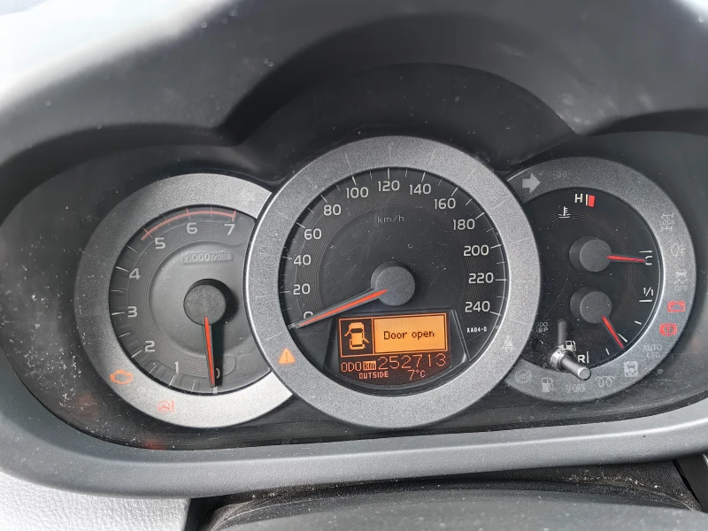 Toyota Rav4, снимка 11 - Автомобили и джипове - 53454066