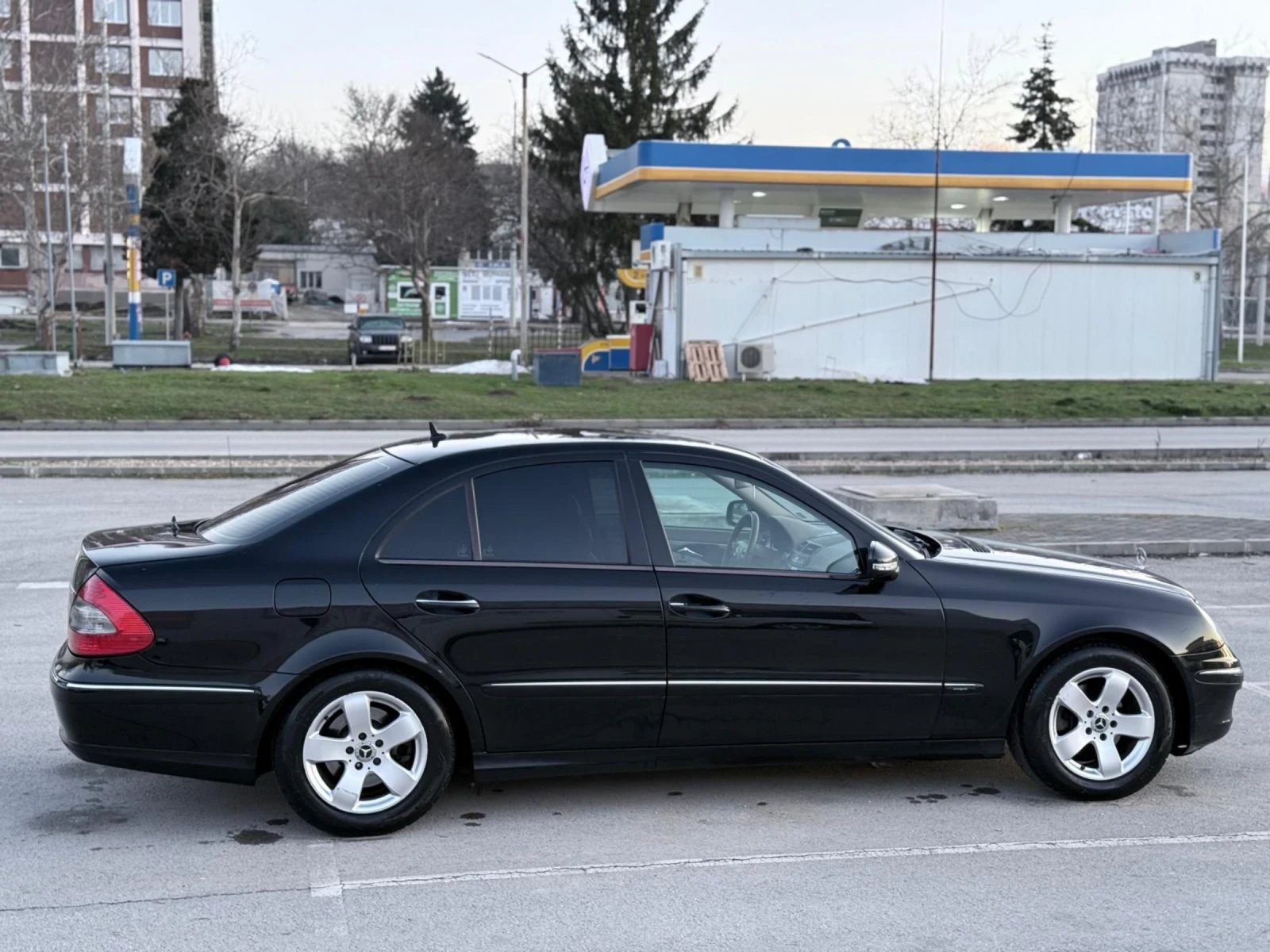 Mercedes-Benz E 320 AVANTGARDE/FACELIFT/E320CDI/7G/КОЖА/АВТОМАТИК!, снимка 10 - Автомобили и джипове - 53472773