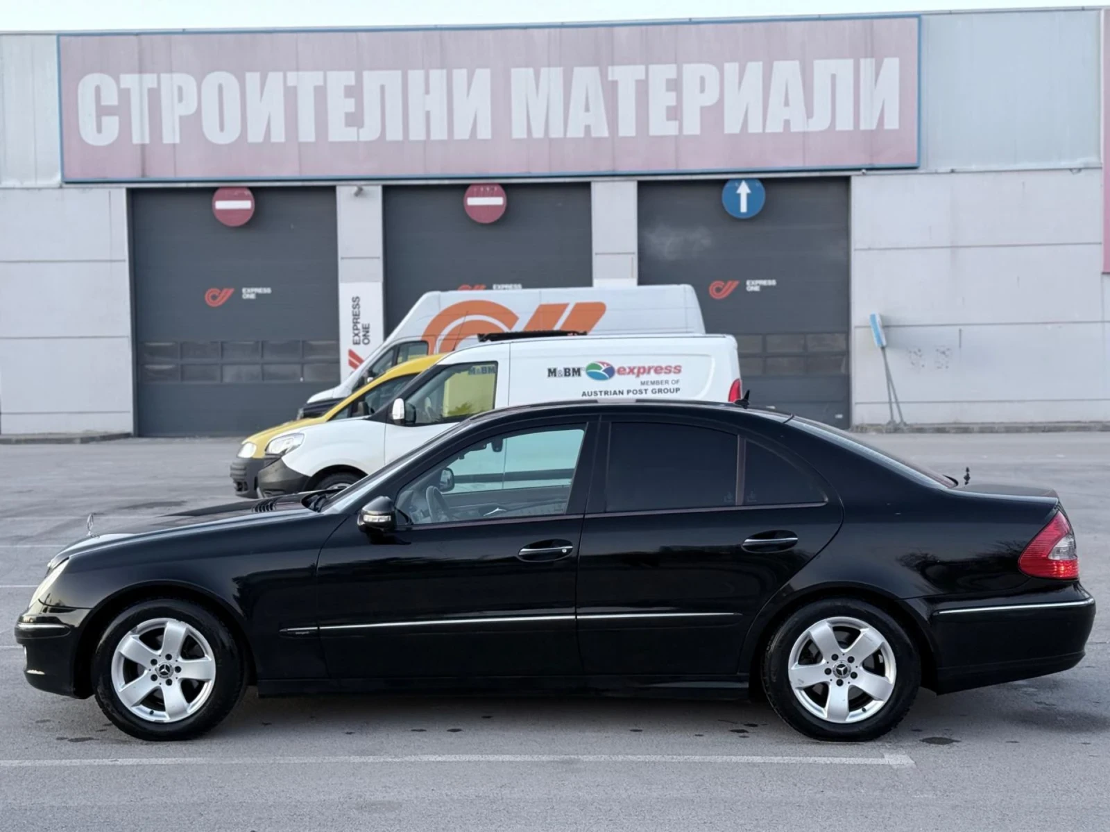 Mercedes-Benz E 320 AVANTGARDE/FACELIFT/E320CDI/7G/КОЖА/АВТОМАТИК!, снимка 7 - Автомобили и джипове - 53472773