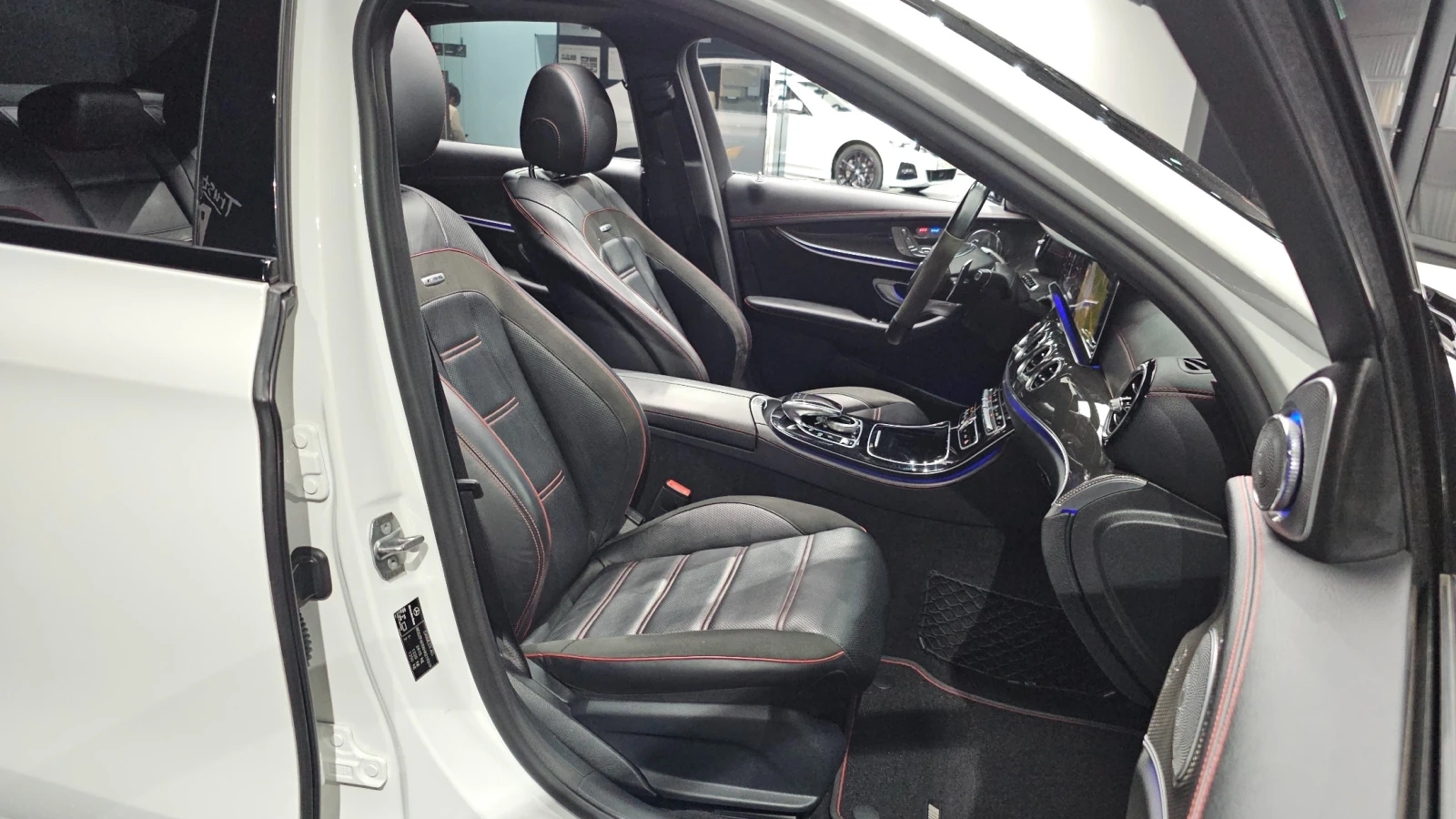 Mercedes-Benz E 43 AMG AMG 4MATIC, снимка 11 - Автомобили и джипове - 55542016