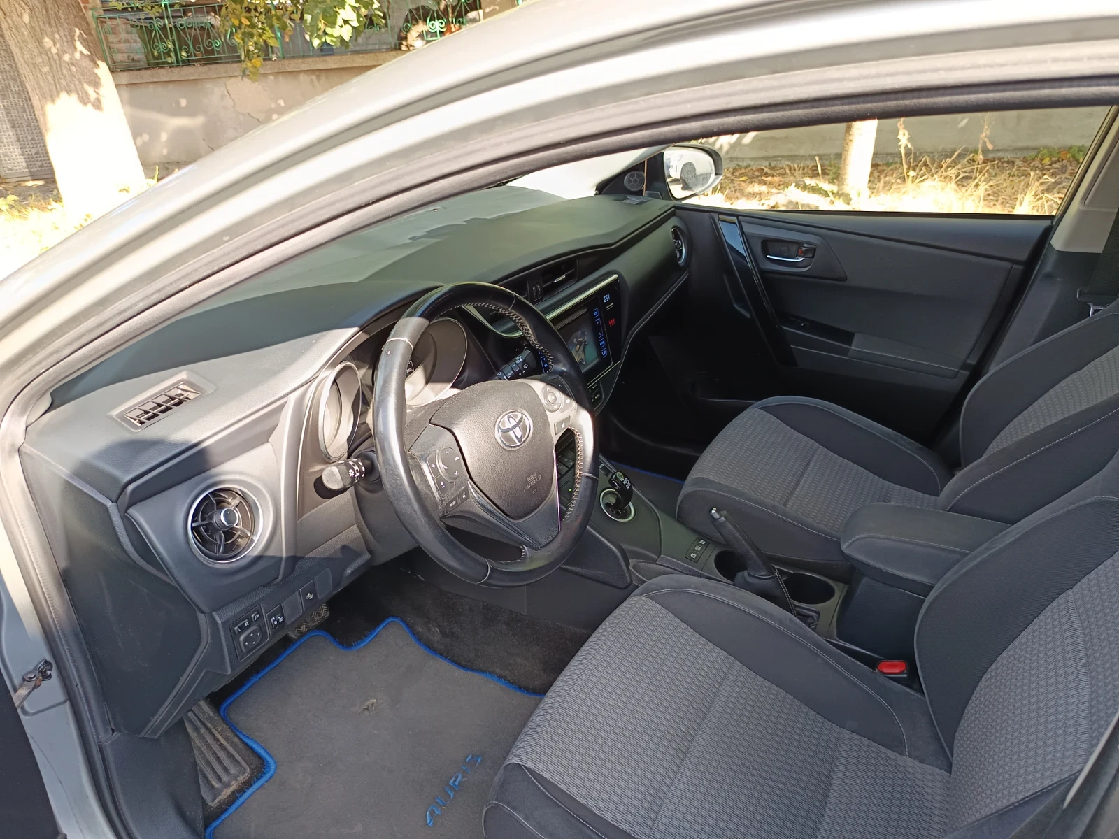Toyota Auris, снимка 12 - Автомобили и джипове - 55953933