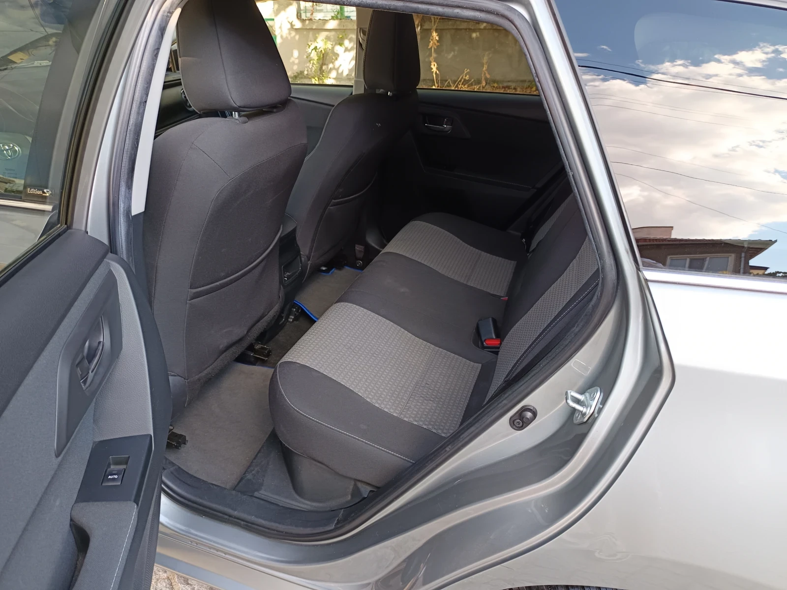 Toyota Auris, снимка 11 - Автомобили и джипове - 55953933