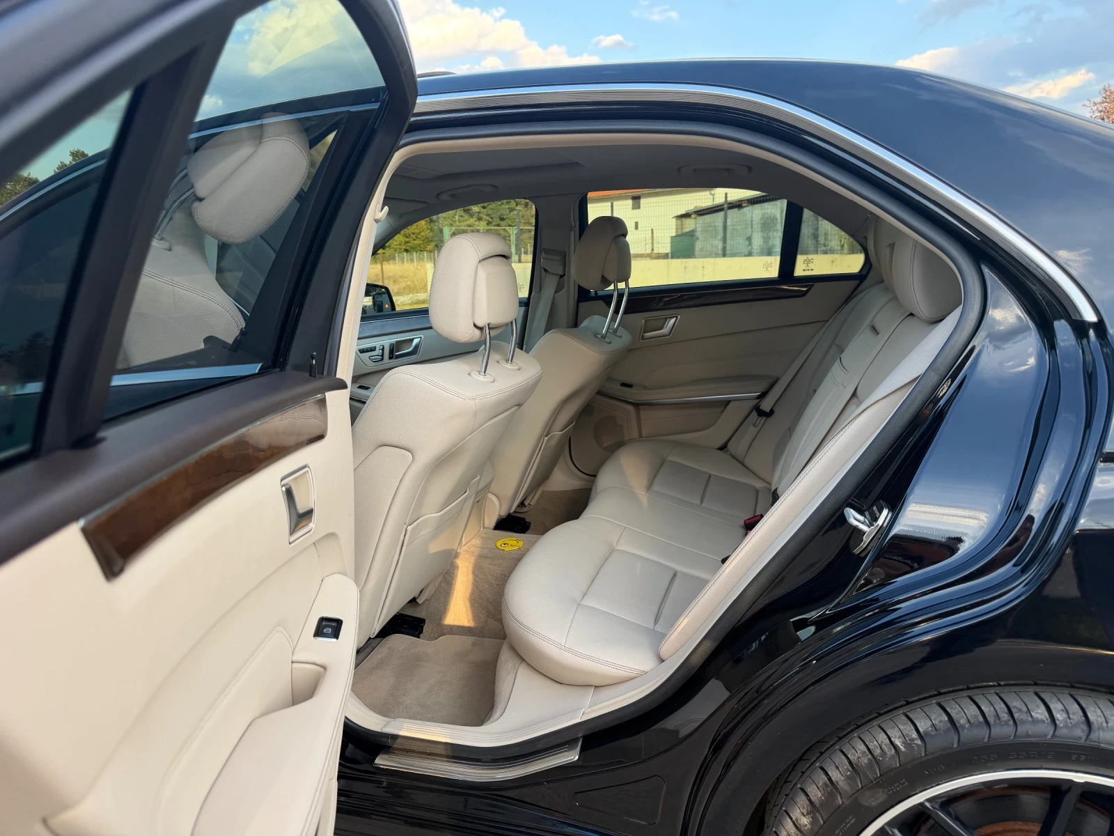 Mercedes-Benz E 350 4 MATIC* AMG line* FULL LED, снимка 8 - Автомобили и джипове - 56171145