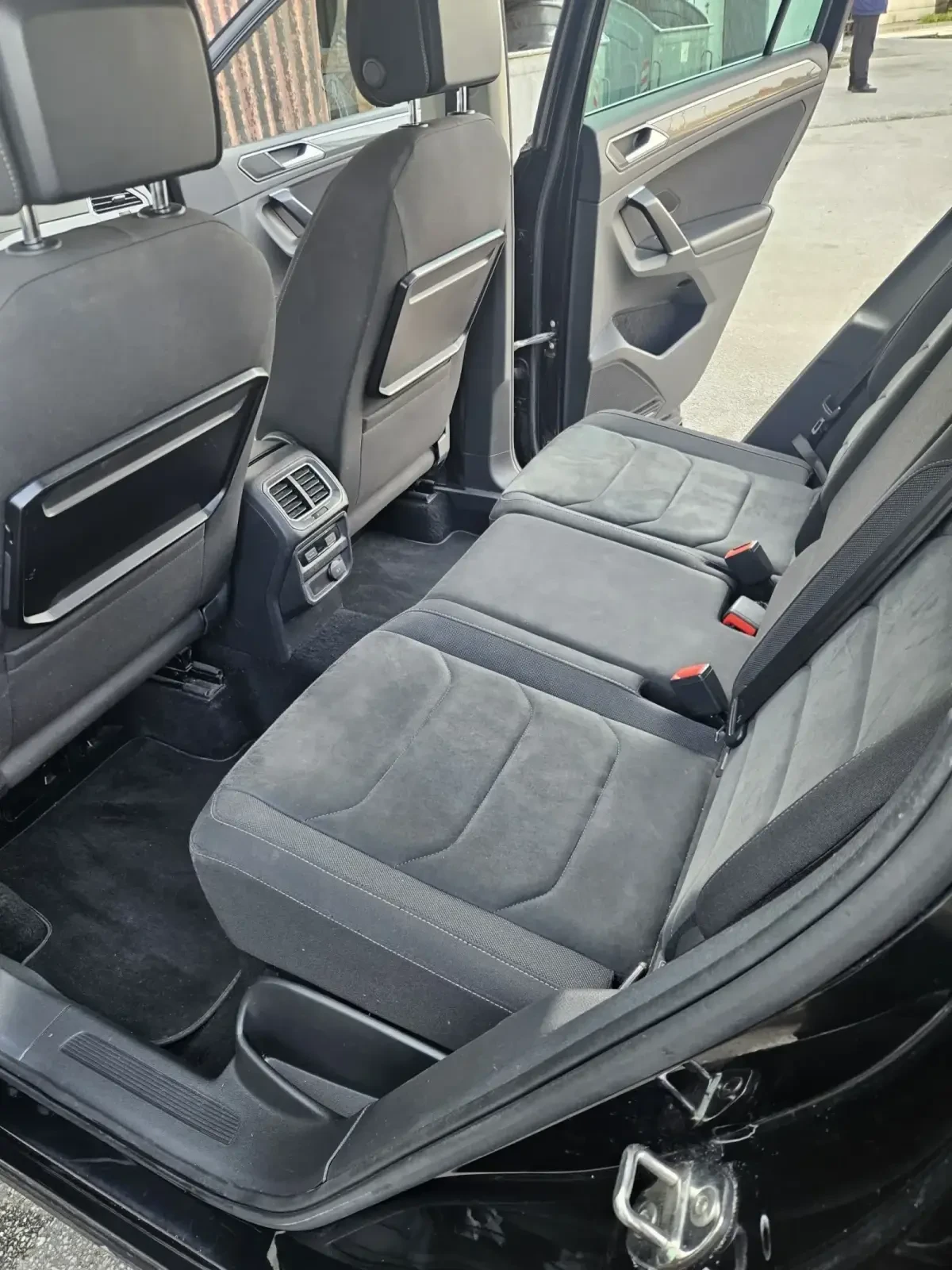 VW Tiguan 2.0 TFSI, снимка 9 - Автомобили и джипове - 53712294