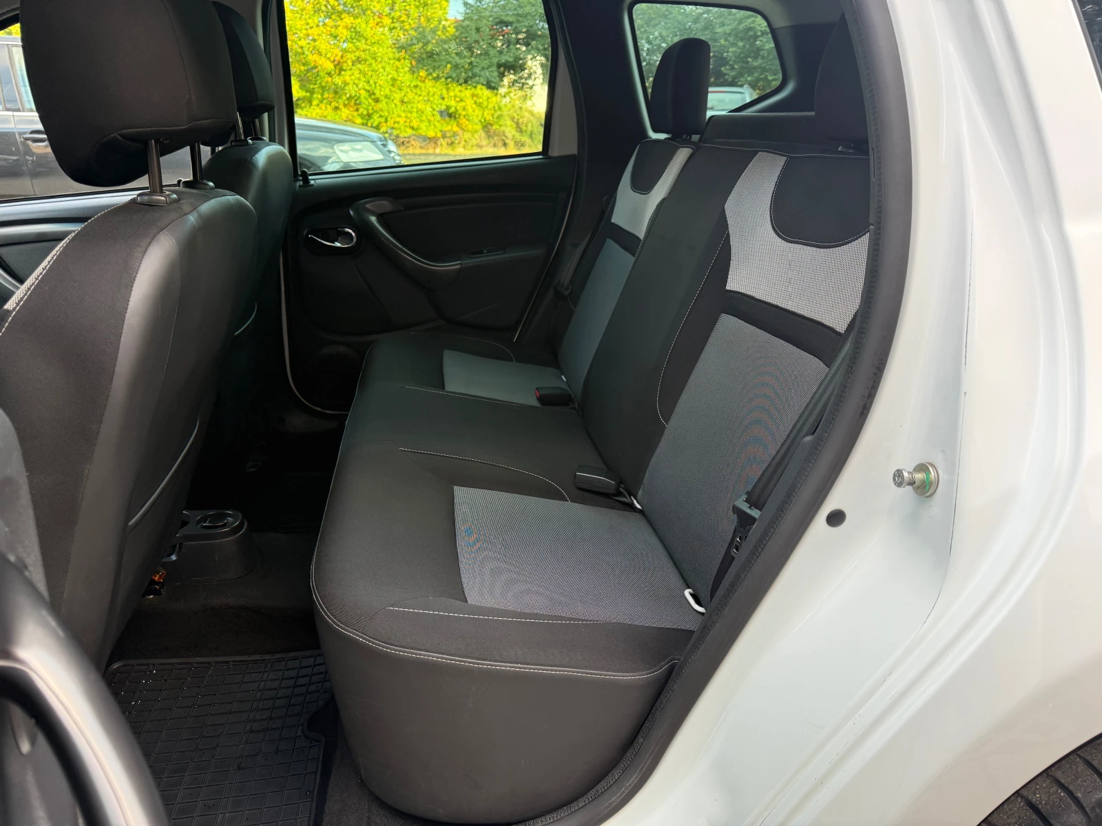 Dacia Duster 1.5dci 4x4, снимка 9 - Автомобили и джипове - 56523605