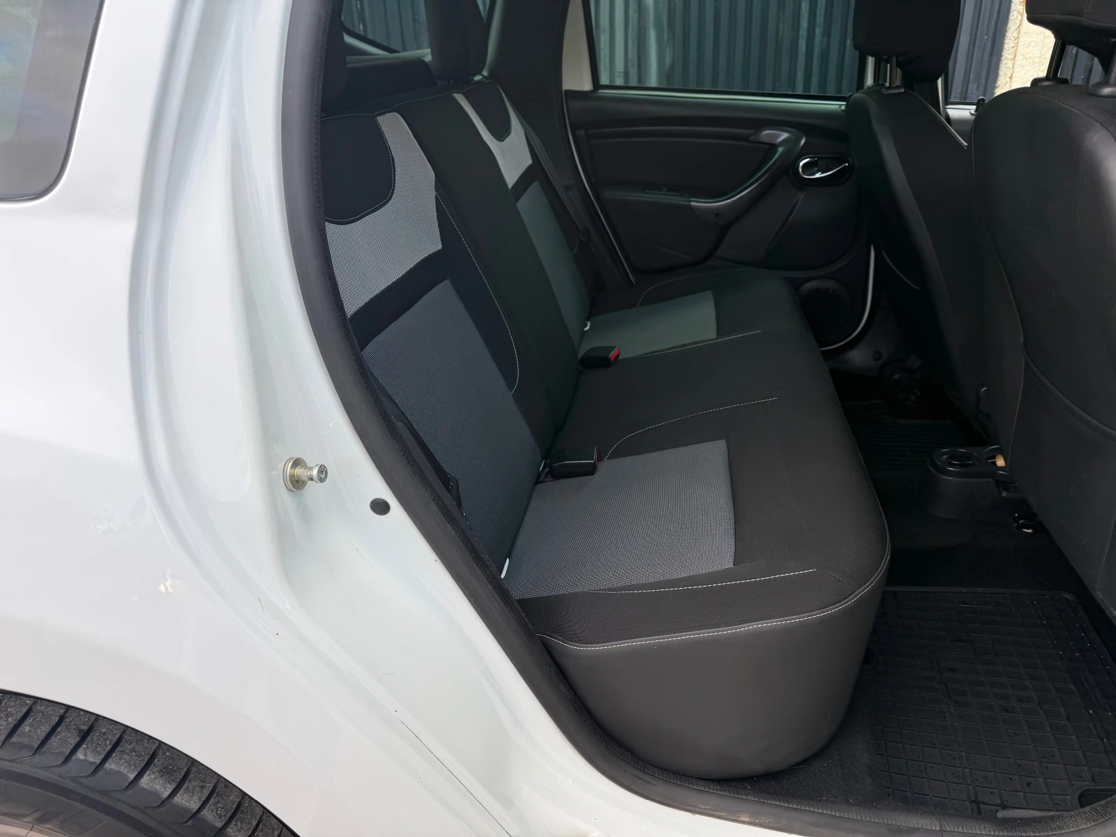 Dacia Duster 1.5dci 4x4, снимка 10 - Автомобили и джипове - 56523605
