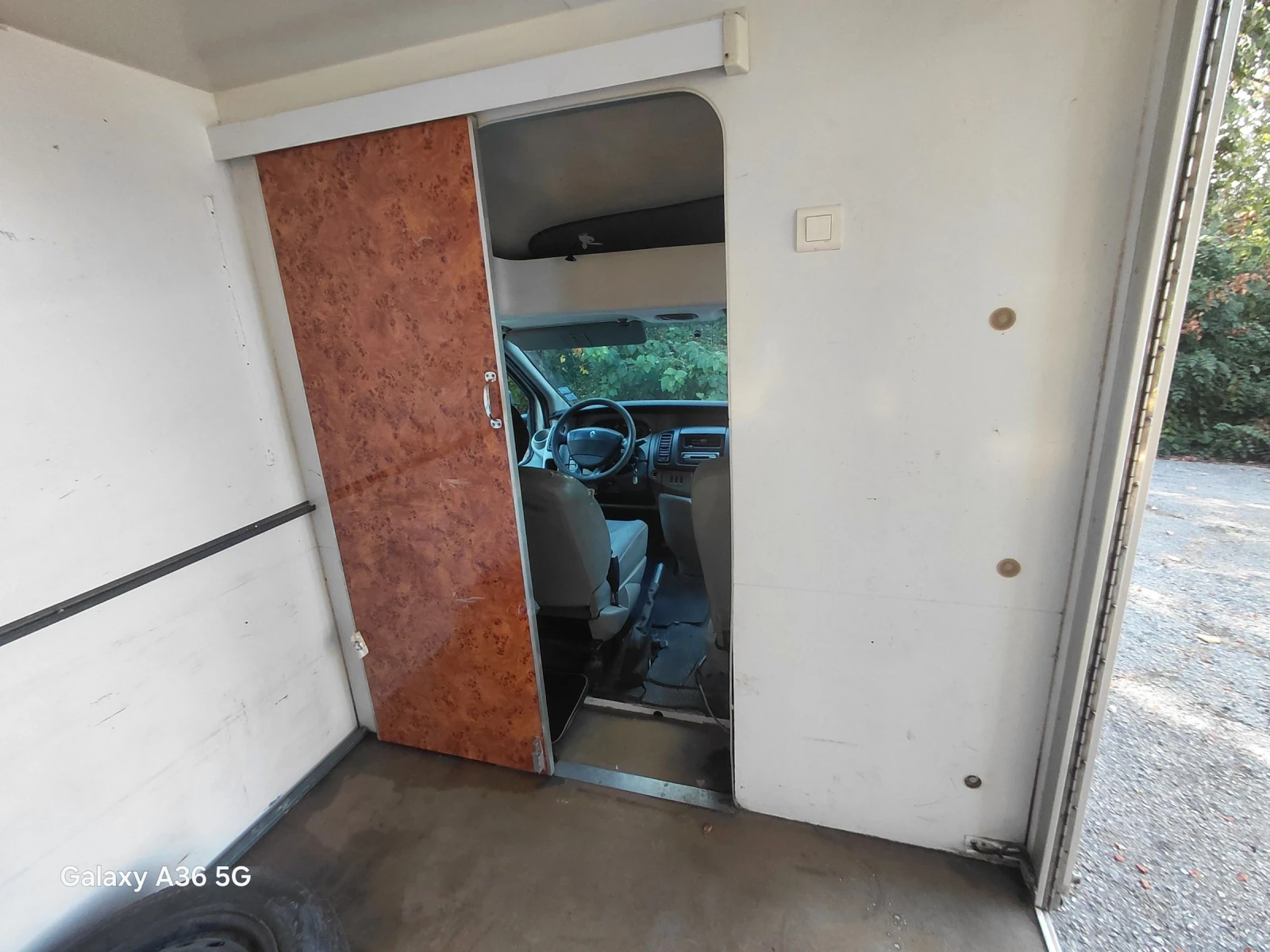 Renault Trafic Магазин, снимка 11 - Бусове и автобуси - 56526389