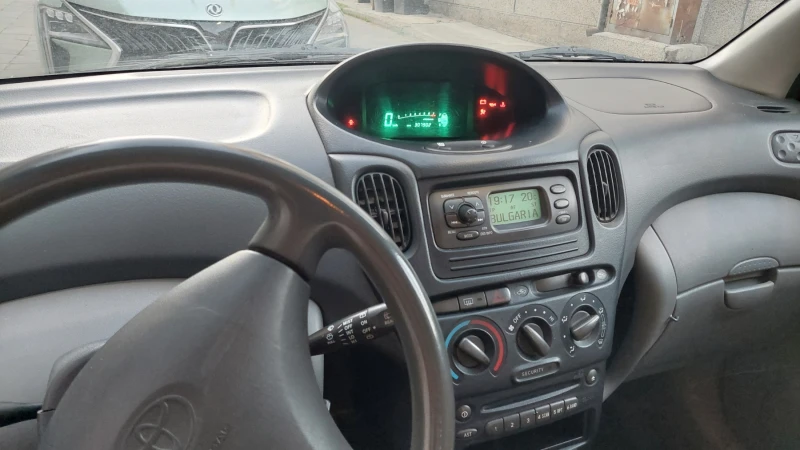 Toyota Yaris verso, снимка 8 - Автомобили и джипове - 52336819