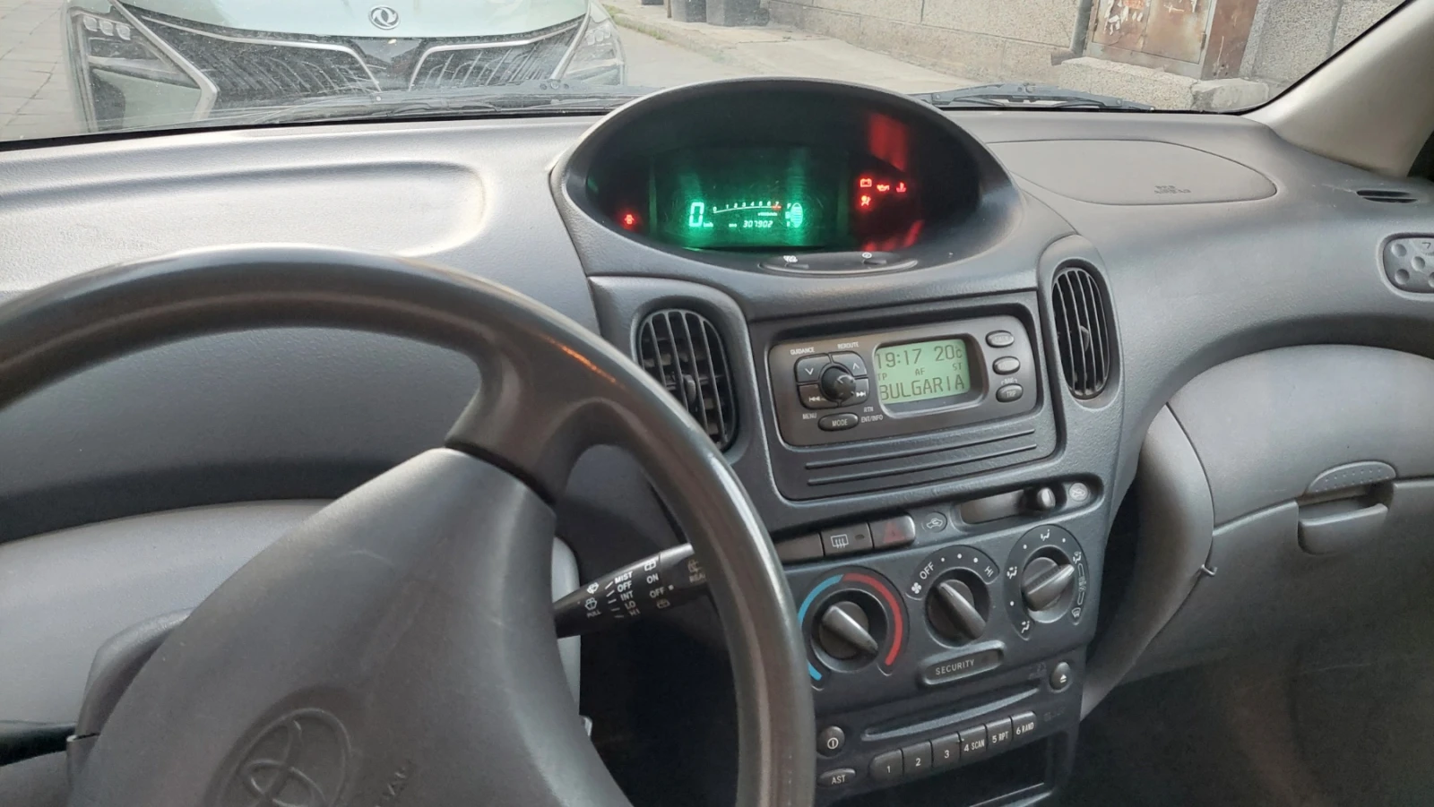 Toyota Yaris verso  - изображение 8