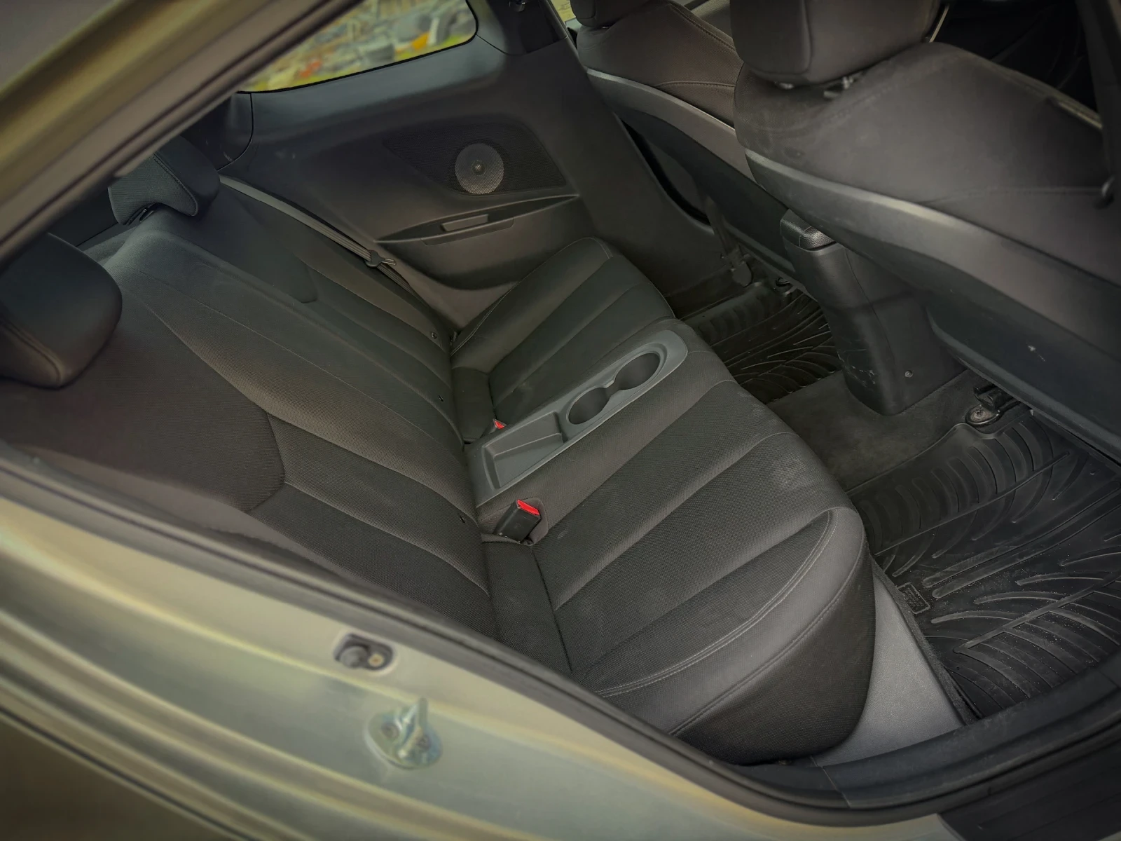 Hyundai Veloster  1.6 GDi, снимка 12 - Автомобили и джипове - 53728362