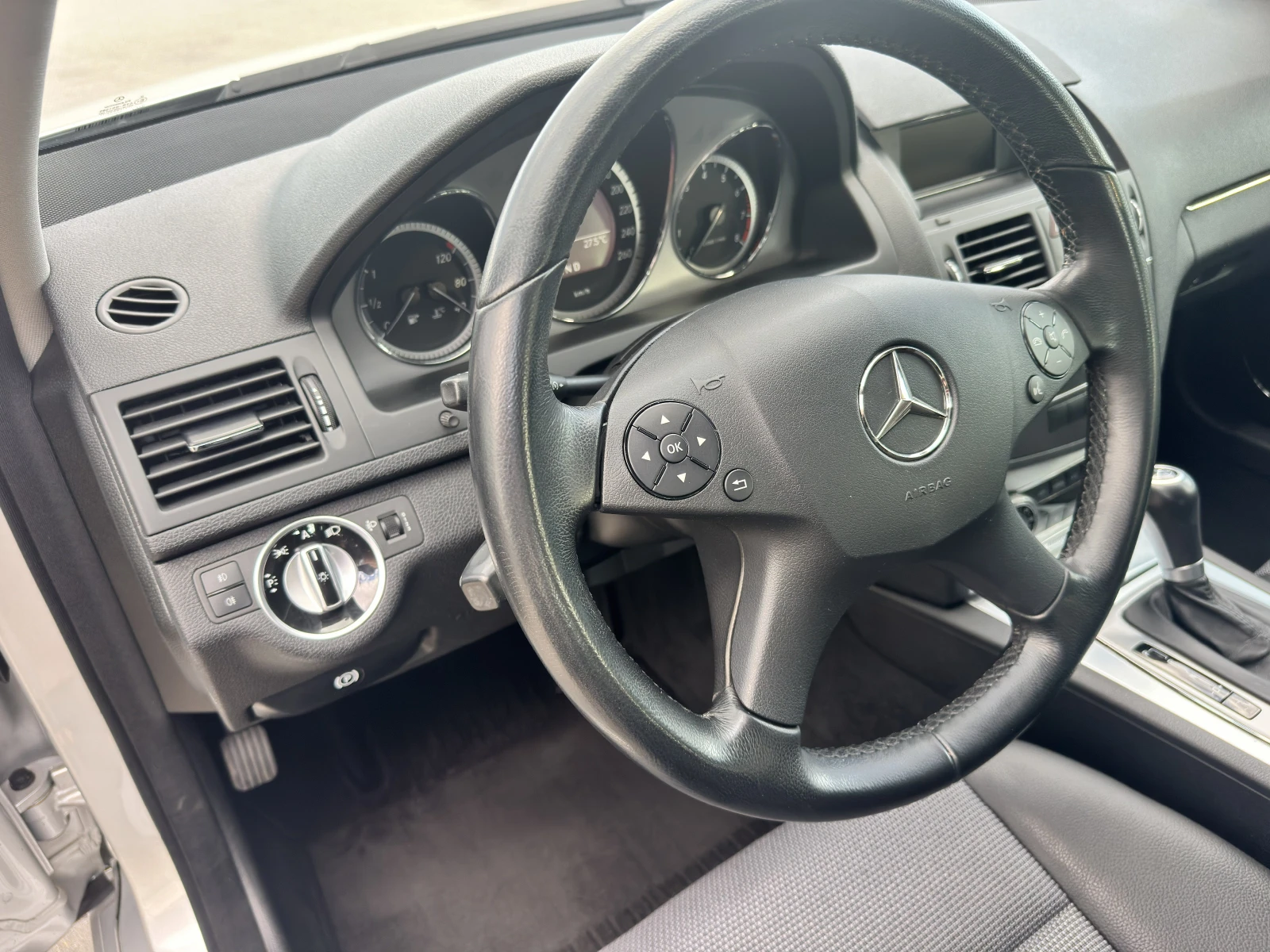 Mercedes-Benz C 180 CGI, снимка 14 - Автомобили и джипове - 55347385