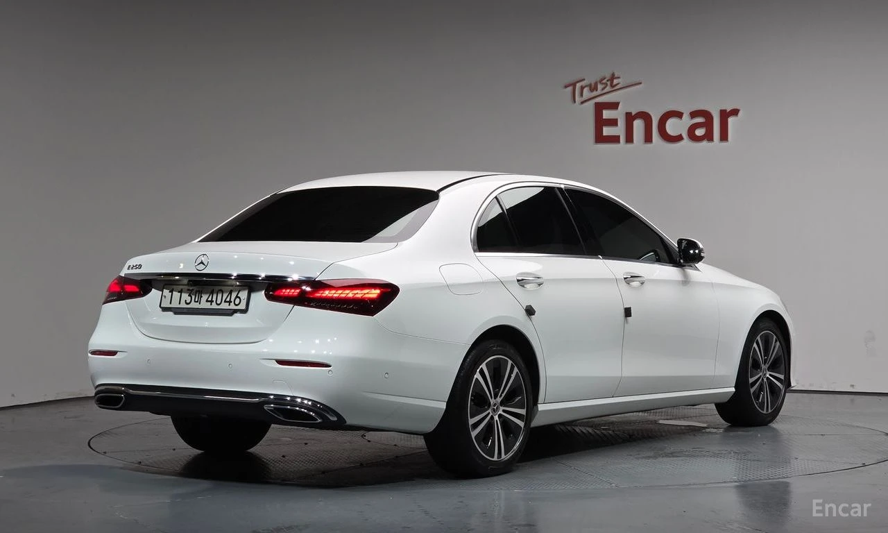 Mercedes-Benz E 250 AVANTGARDE* DISTRONIC* КАМЕРА* ШИБИДАХ* КРАЙНА ЦЕН, снимка 3 - Автомобили и джипове - 55446547