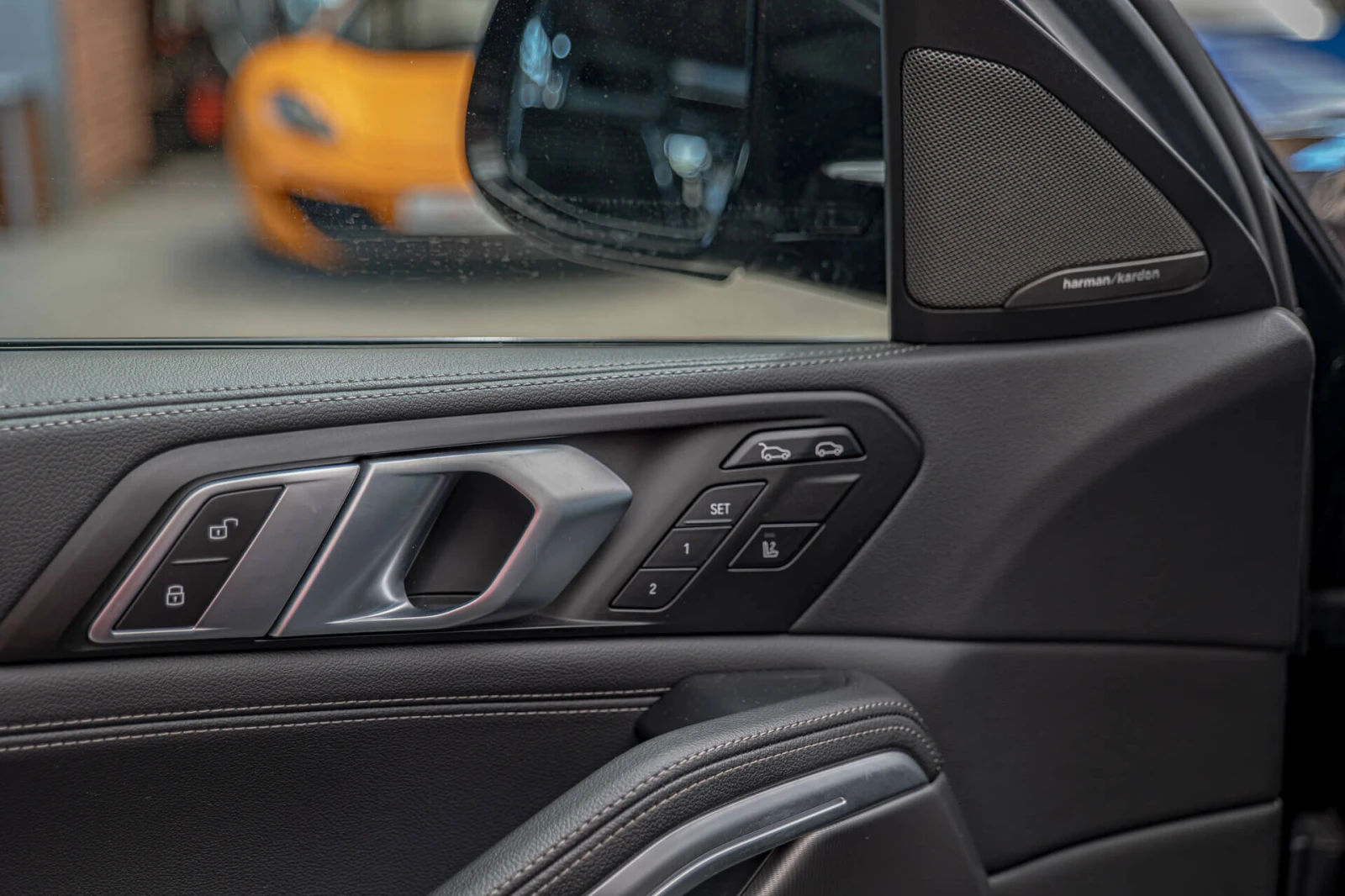 BMW X6 M50i/Harman Kardon/HuD/Панорама/Камера 360 - изображение 7