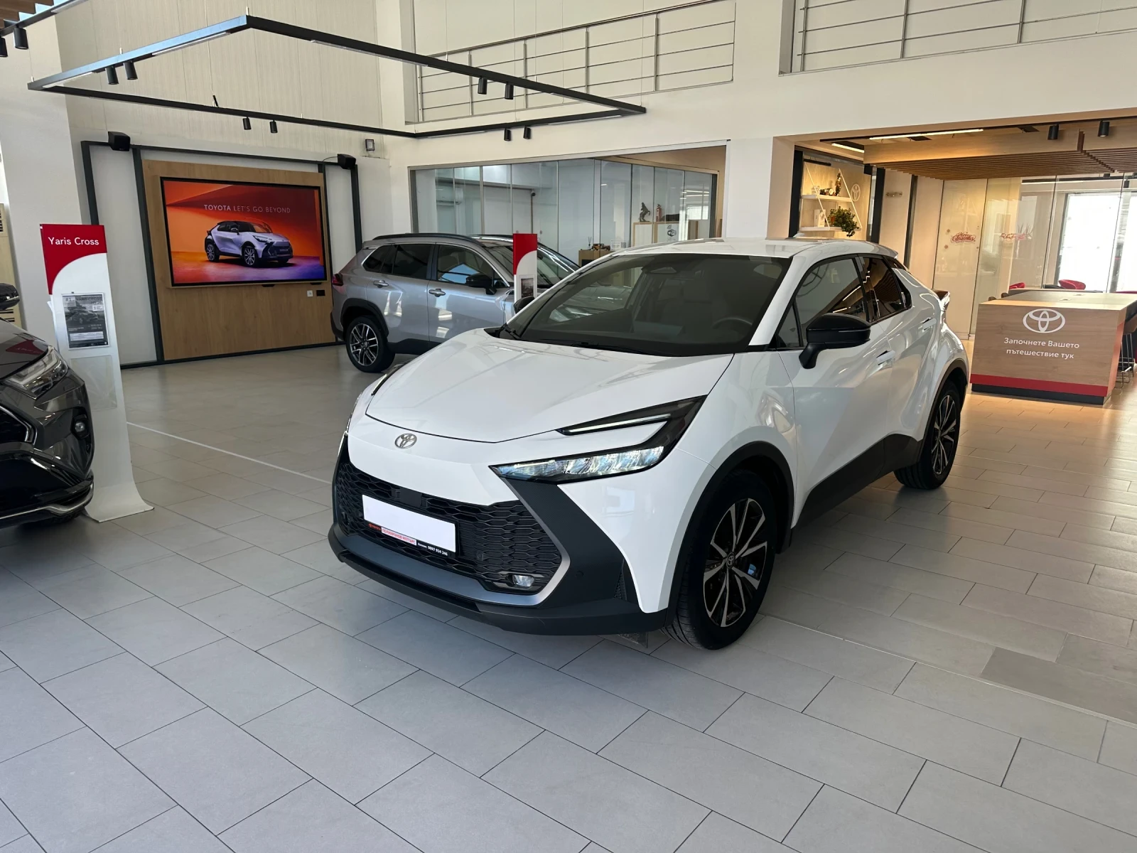 Toyota C-HR Plug-In* Club, снимка 2 - Автомобили и джипове - 53898510
