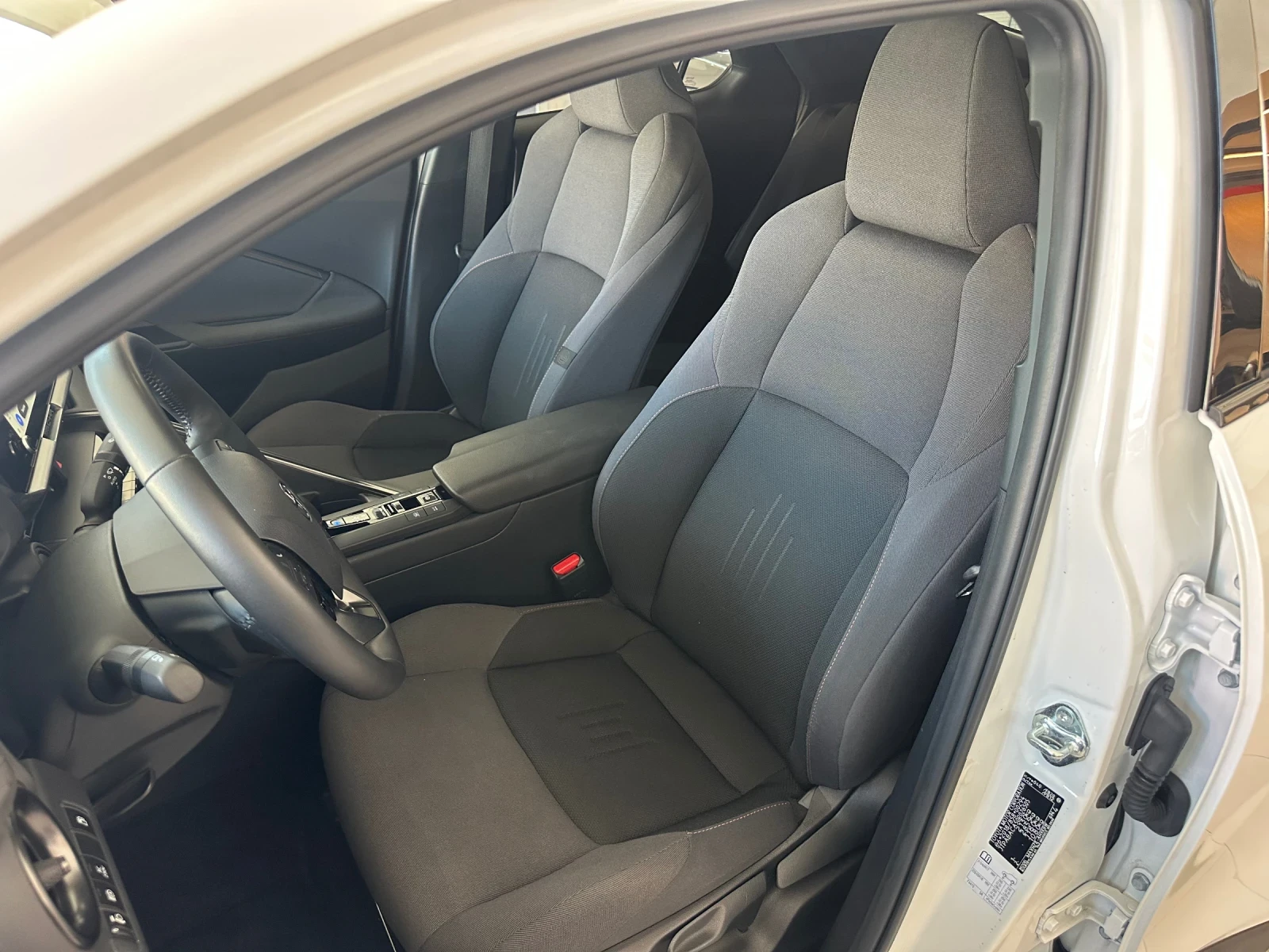 Toyota C-HR Plug-In* Club, снимка 8 - Автомобили и джипове - 53898510