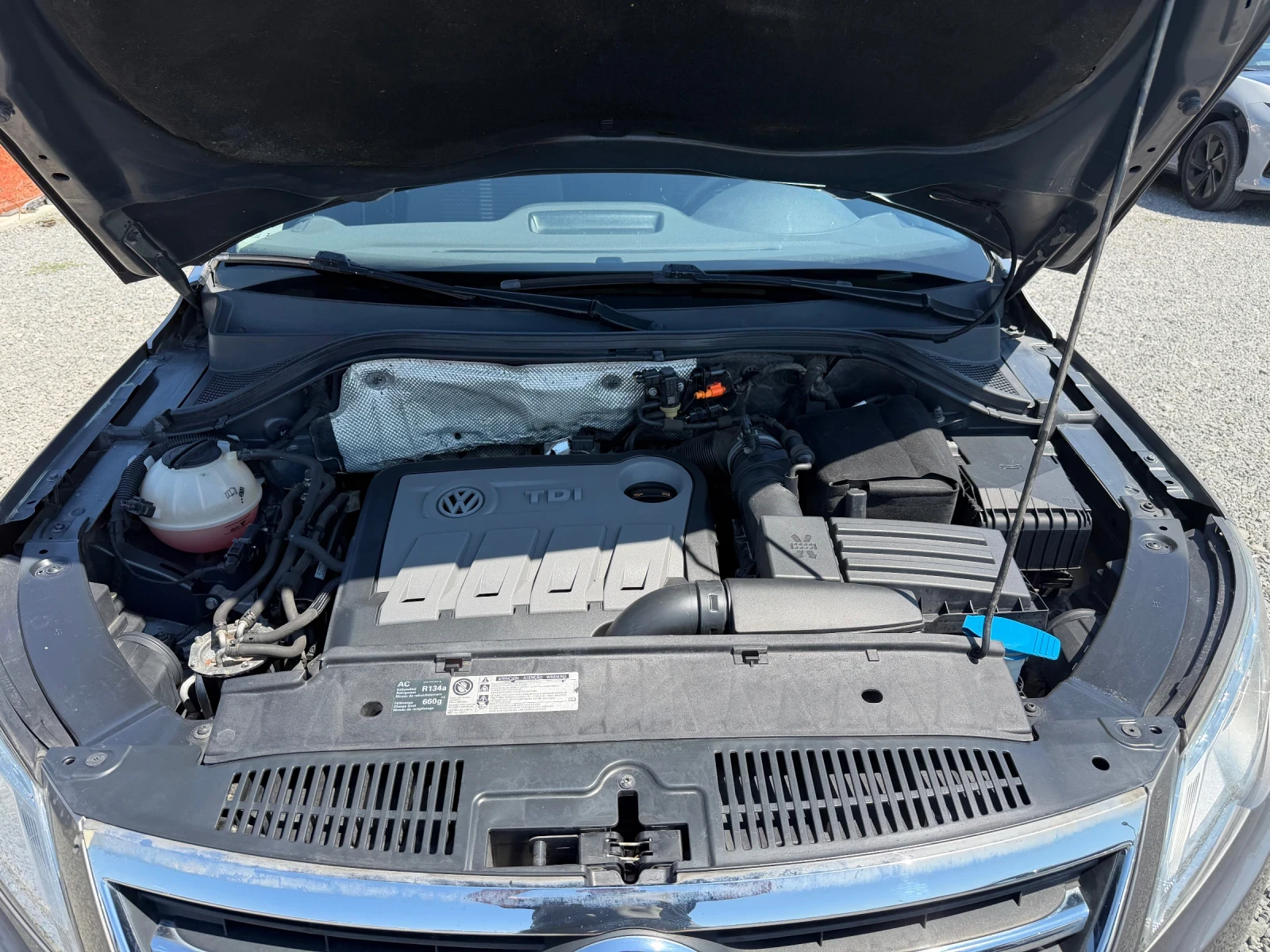 VW Tiguan 2.0 TDI АВТОМАТИК 4x4, снимка 15 - Автомобили и джипове - 55640357