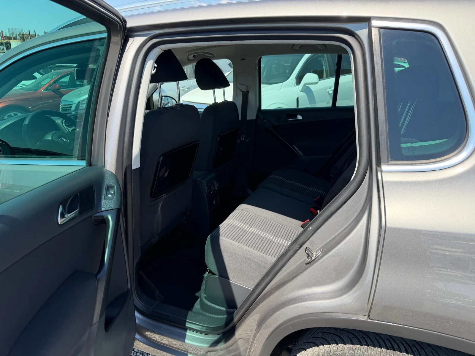 VW Tiguan 2.0 TDI АВТОМАТИК 4x4, снимка 9 - Автомобили и джипове - 55640357