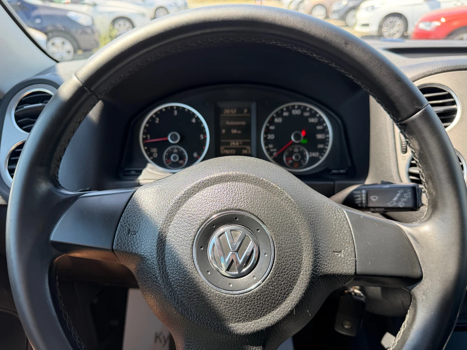 VW Tiguan 2.0 TDI АВТОМАТИК 4x4, снимка 14 - Автомобили и джипове - 55640357