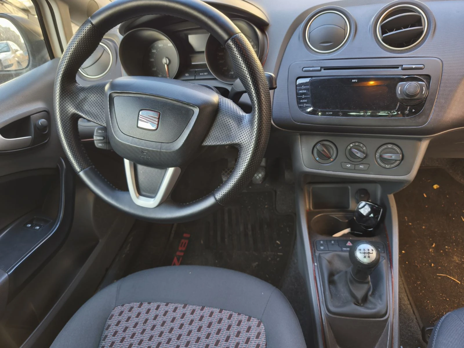 Seat Ibiza Обслужена//Всичко платено/, снимка 7 - Автомобили и джипове - 53806926