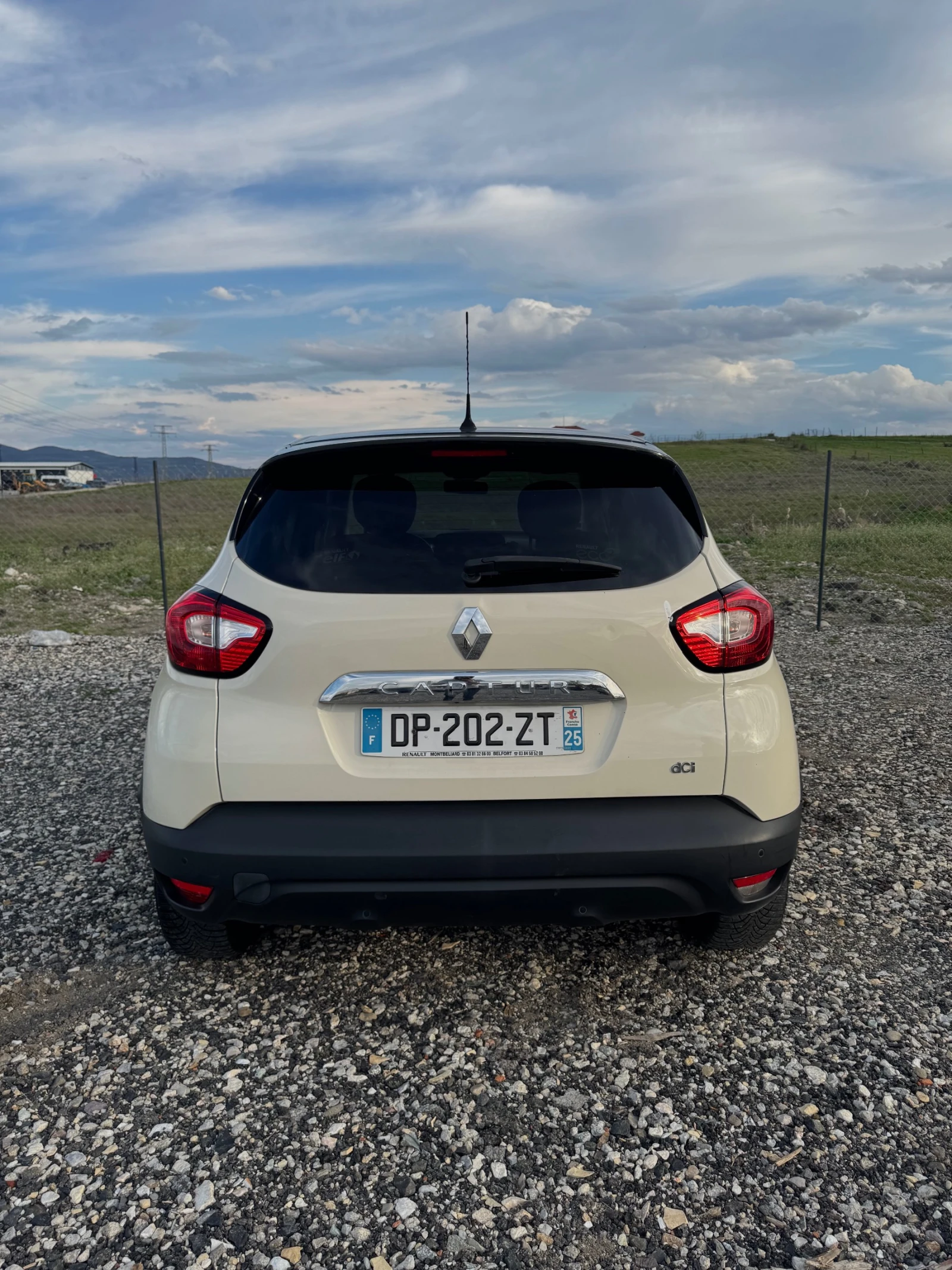 Renault Captur 1.5, снимка 5 - Автомобили и джипове - 54905524