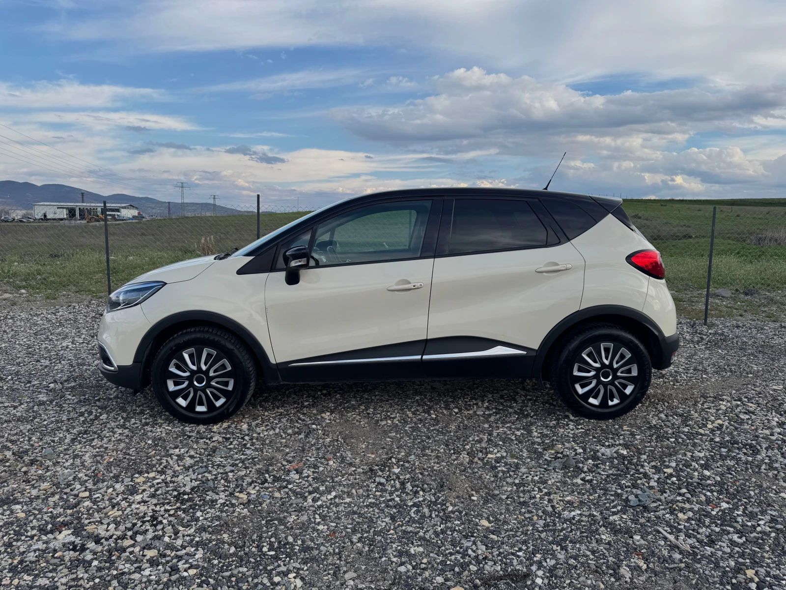 Renault Captur 1.5, снимка 3 - Автомобили и джипове - 54905524
