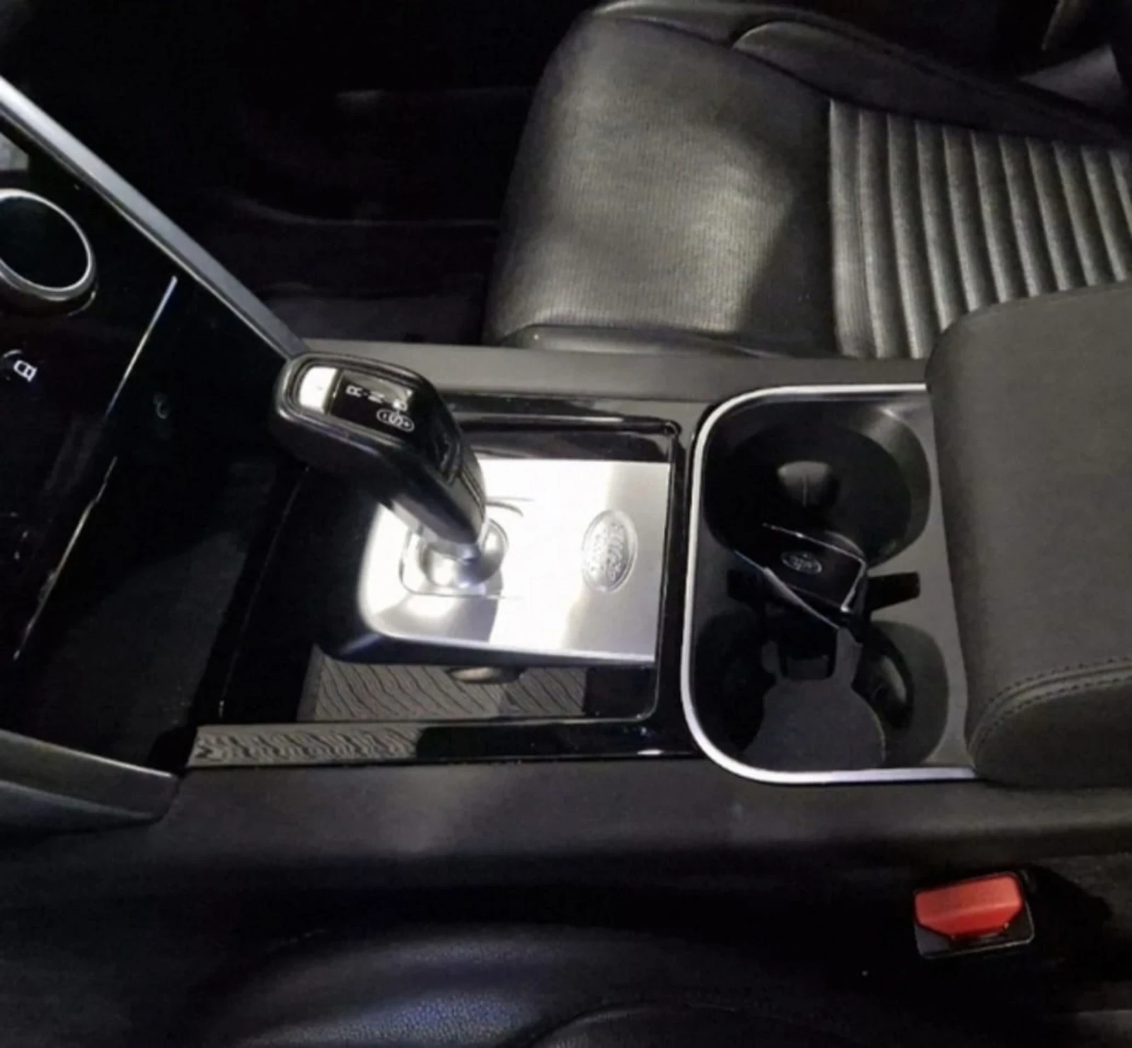 Land Rover Discovery Sport P300e Plug In Hybrid AWD - изображение 4