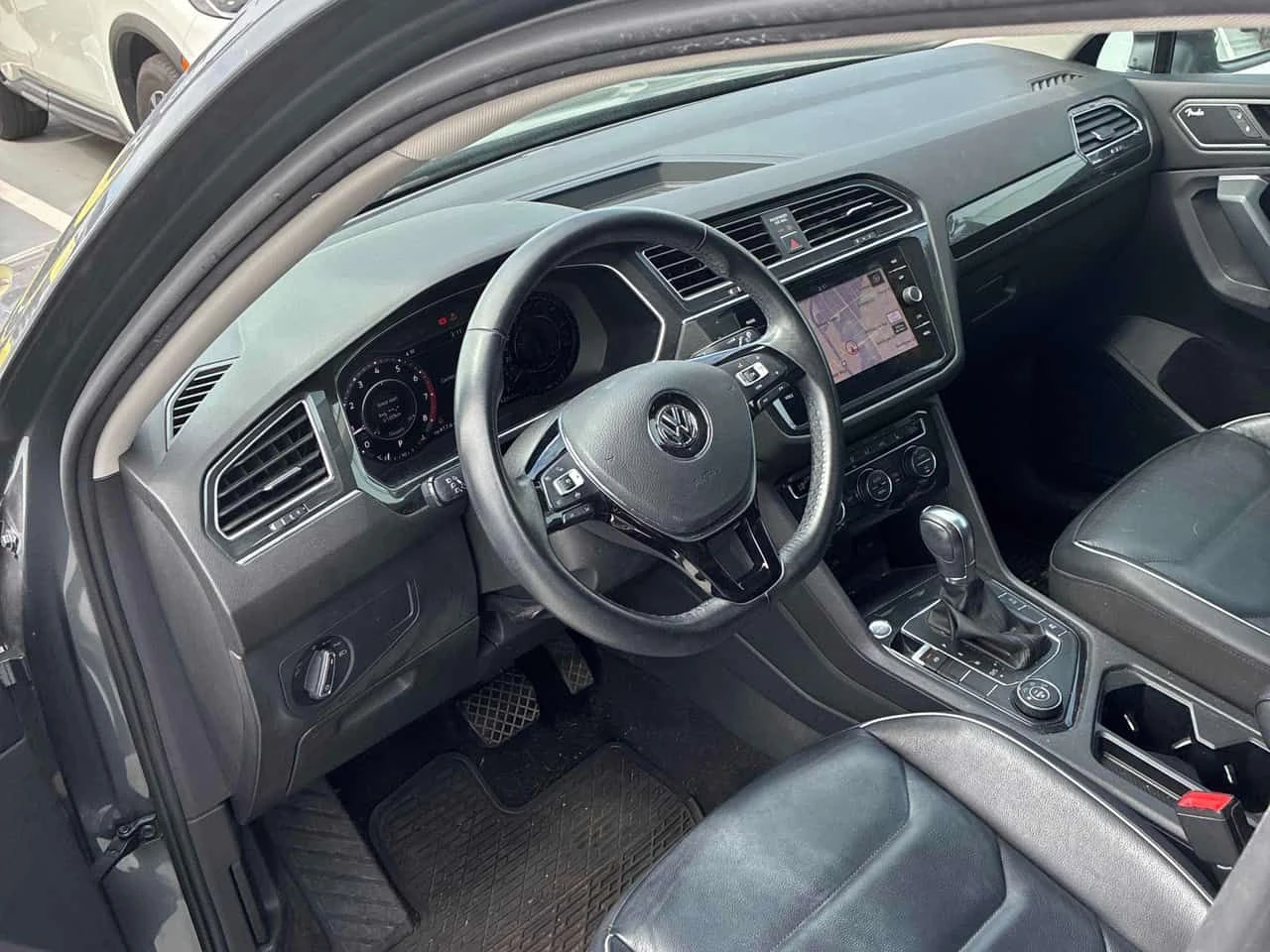 VW Tiguan * Highline * CARFAX * ПОДГРЕВИ * ПАНО * KEYLESS * , снимка 5 - Автомобили и джипове - 54775293