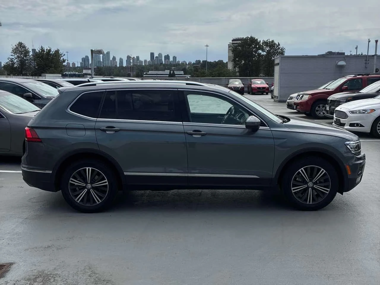 VW Tiguan * Highline * CARFAX * ПОДГРЕВИ * ПАНО * KEYLESS * , снимка 3 - Автомобили и джипове - 54775293
