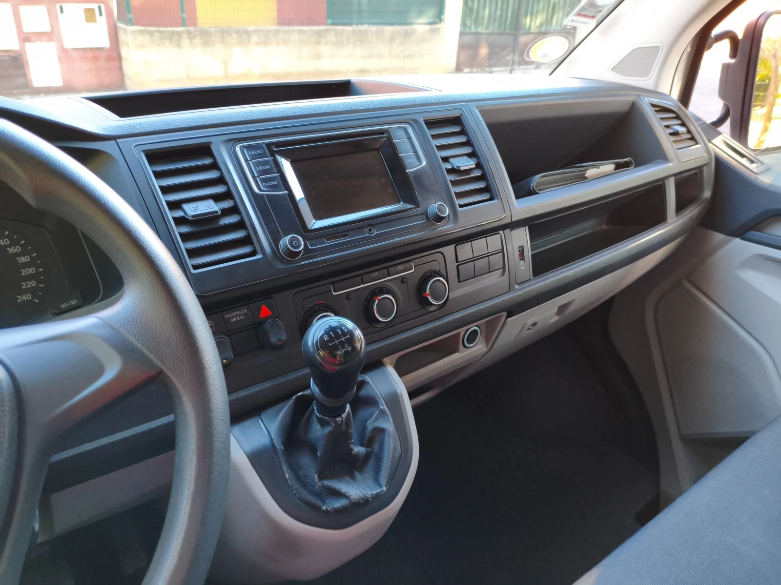 VW Transporter T6 2.0 TDI - изображение 6
