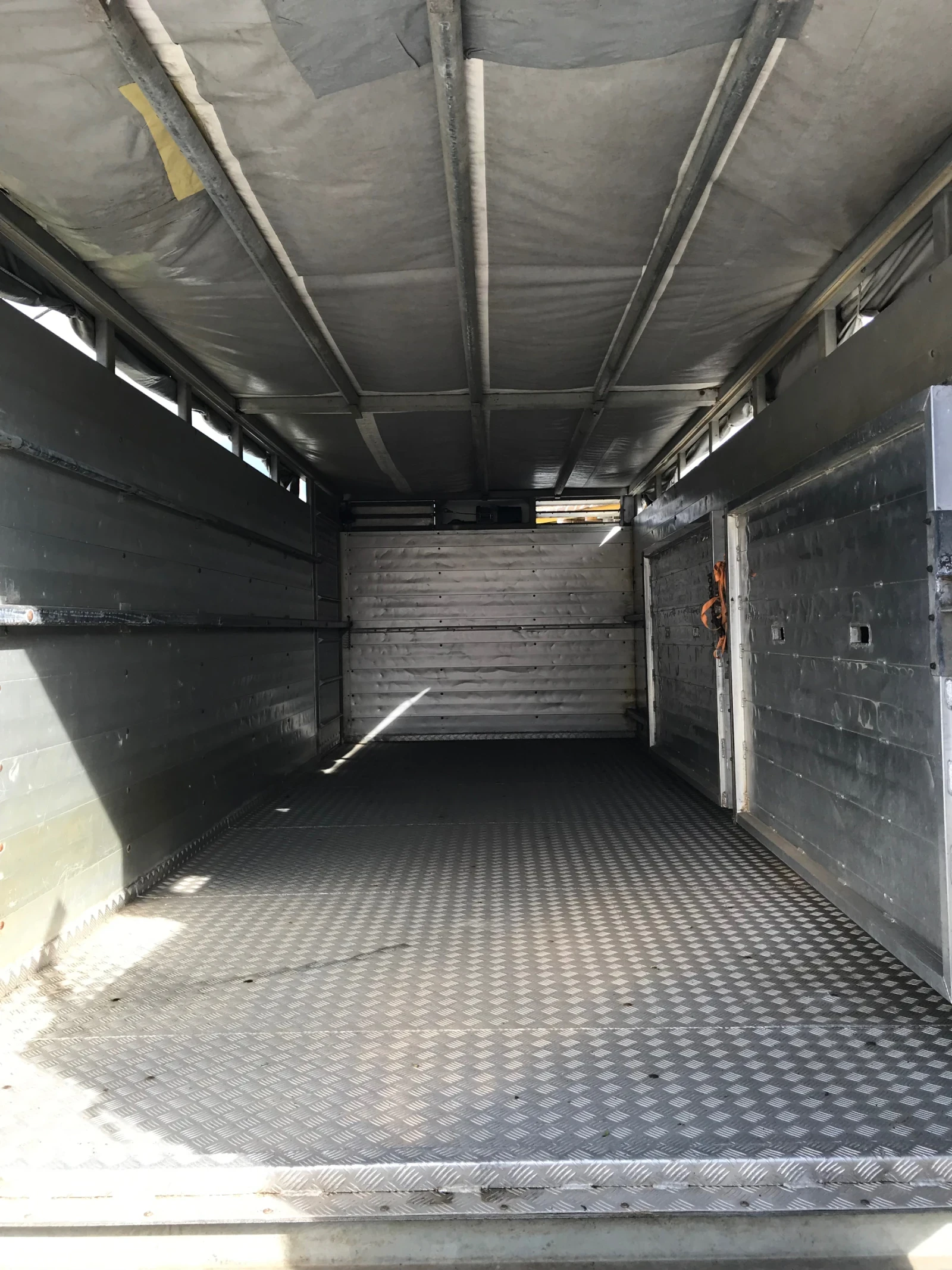 Iveco Eurocargo 140е25 животновоз - изображение 6