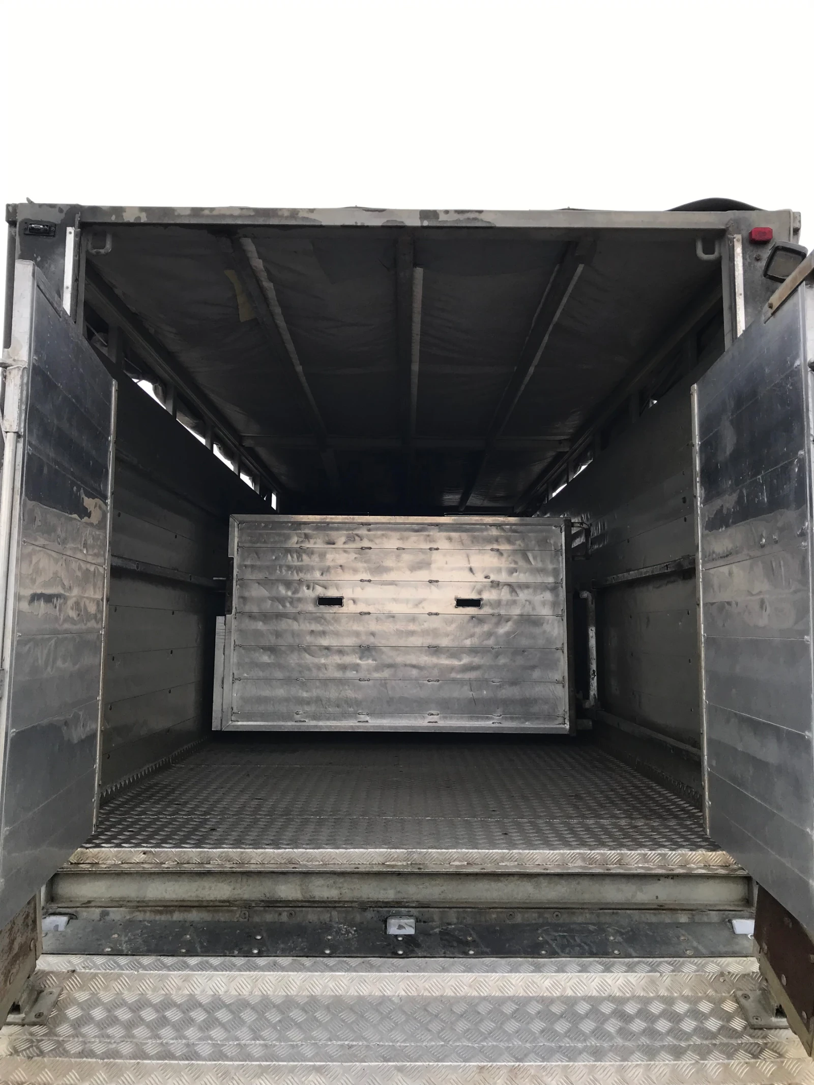 Iveco Eurocargo 140е25 животновоз - изображение 7