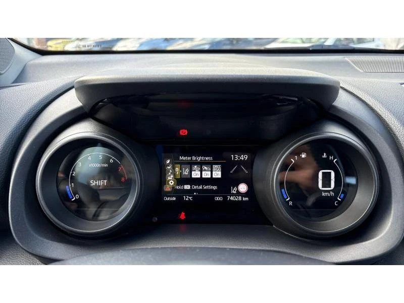 Toyota Yaris 1.5P M/T FWD CHIC, снимка 14 - Автомобили и джипове - 53450711