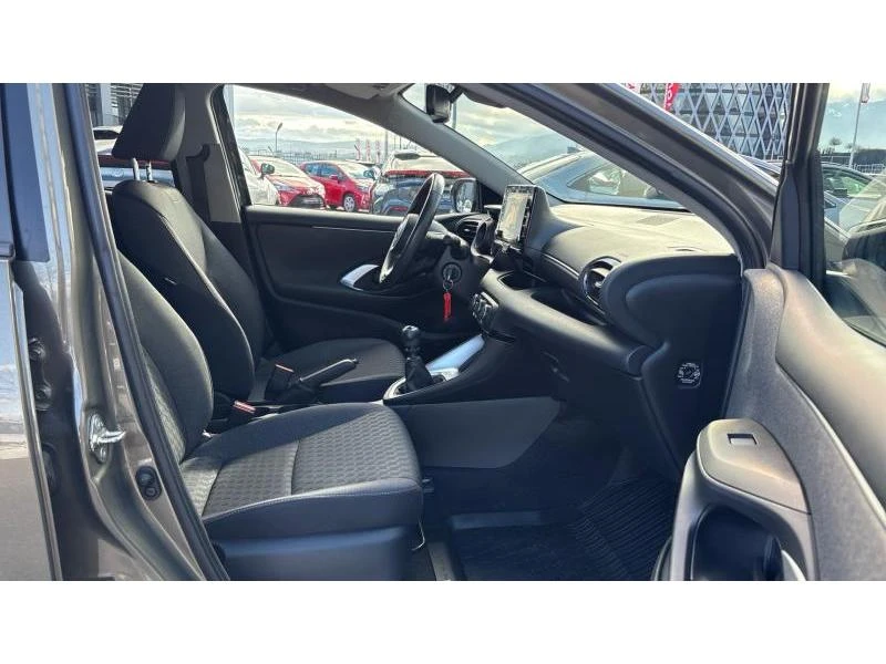 Toyota Yaris 1.5P M/T FWD CHIC - изображение 6