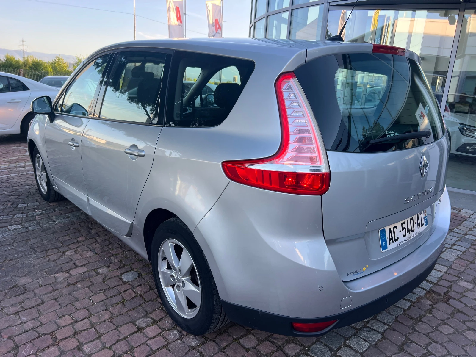 Renault Scenic 1.9 DCI 6+ 1/CLIMA/NAVI, снимка 8 - Автомобили и джипове - 54772155