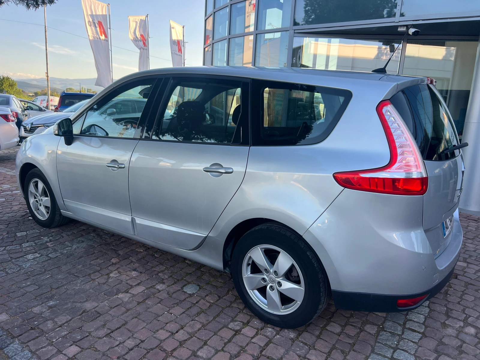Renault Scenic 1.9 DCI 6+ 1/CLIMA/NAVI, снимка 4 - Автомобили и джипове - 54772155