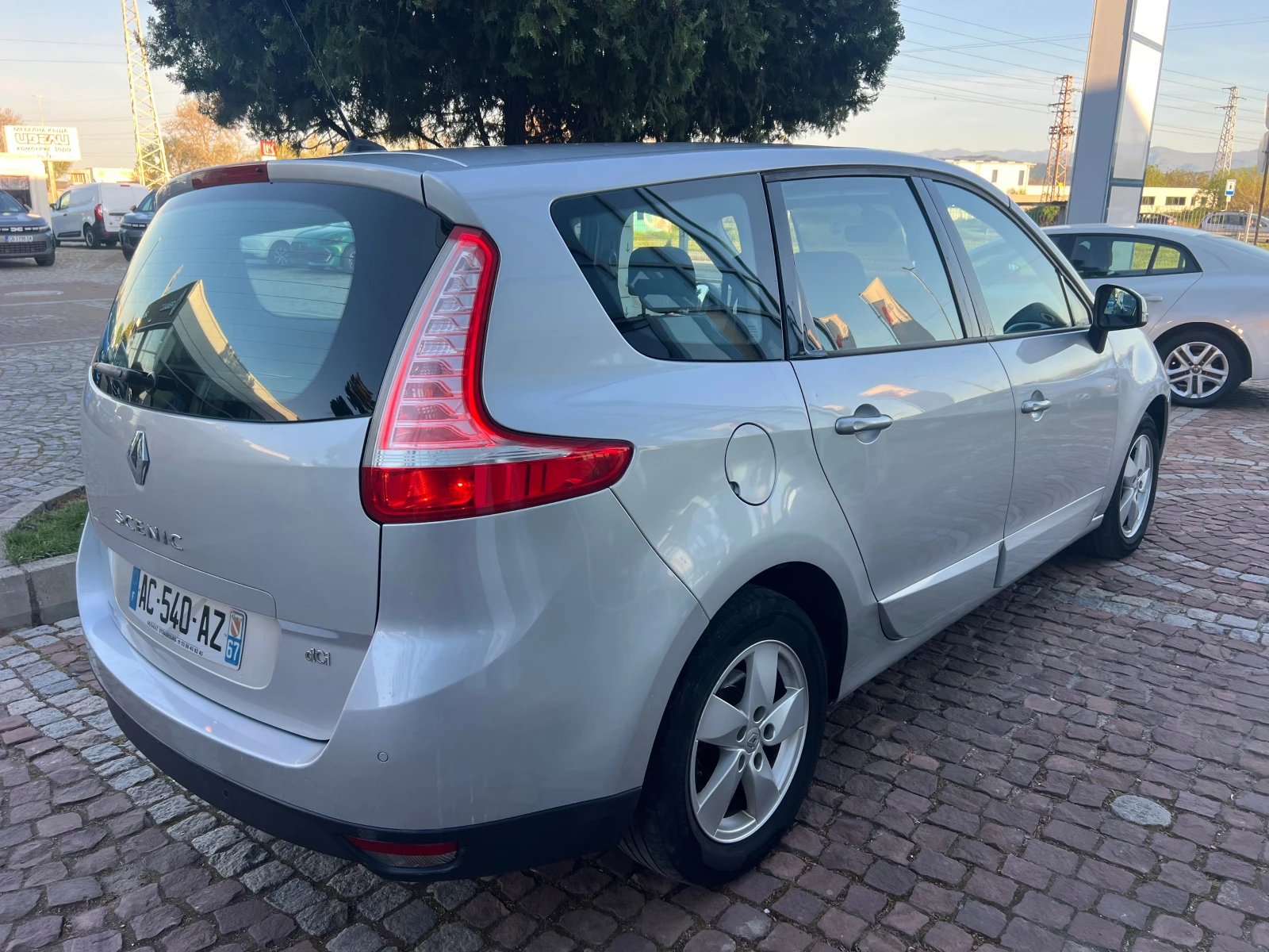 Renault Scenic 1.9 DCI 6+ 1/CLIMA/NAVI, снимка 6 - Автомобили и джипове - 54772155
