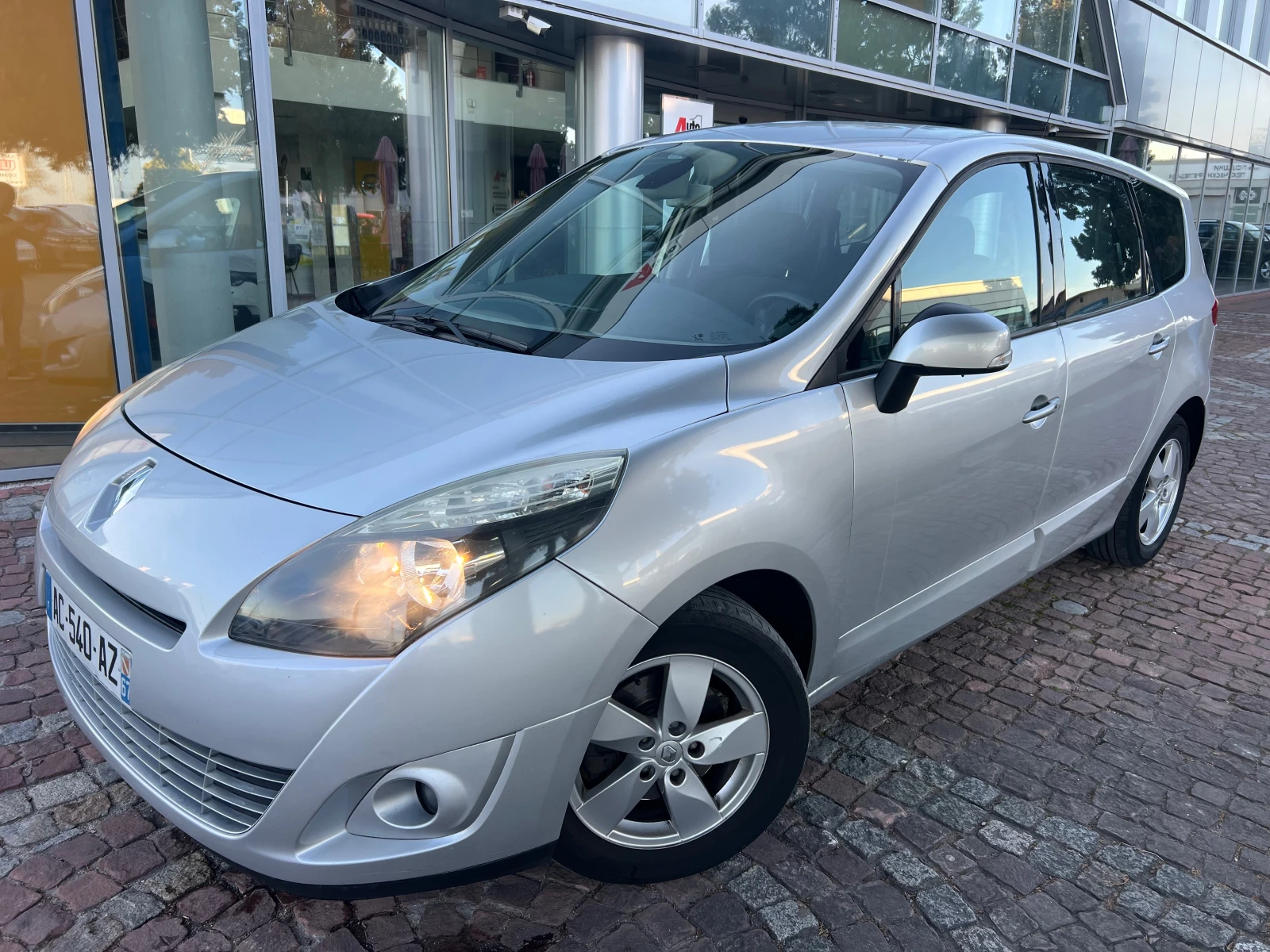 Renault Scenic 1.9 DCI 6+ 1/CLIMA/NAVI, снимка 16 - Автомобили и джипове - 54772155