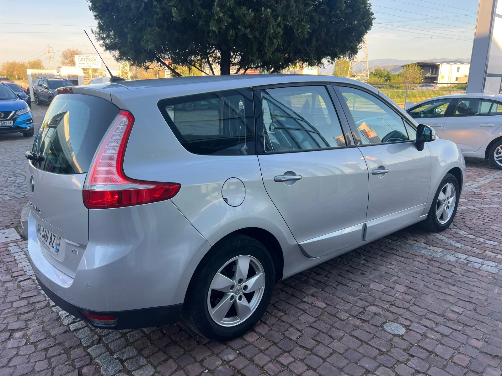 Renault Scenic 1.9 DCI 6+ 1/CLIMA/NAVI, снимка 15 - Автомобили и джипове - 54772155