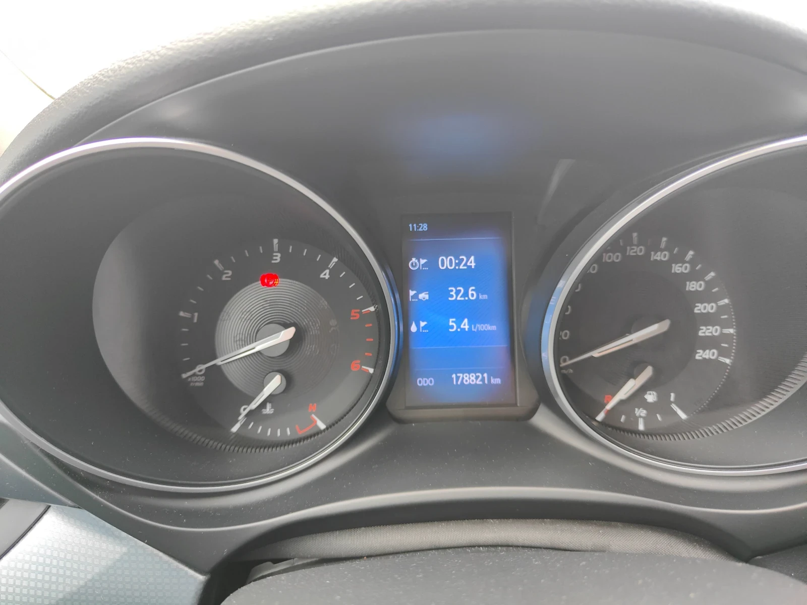 Toyota Avensis ГАРАНЦИЯ до 02.2027, снимка 7 - Автомобили и джипове - 54300771
