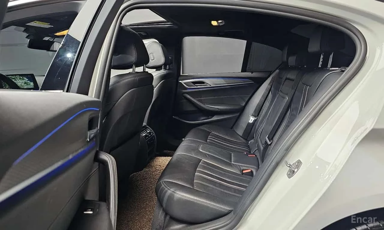 BMW 520 * xDrive M Sport Package * DISTRONIC, снимка 12 - Автомобили и джипове - 55571748