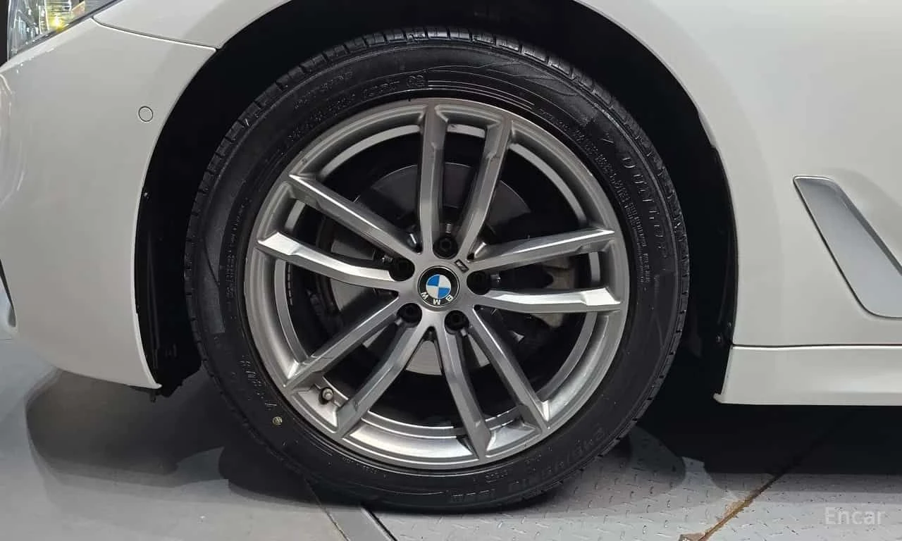 BMW 520 * xDrive M Sport Package * DISTRONIC, снимка 5 - Автомобили и джипове - 55571748