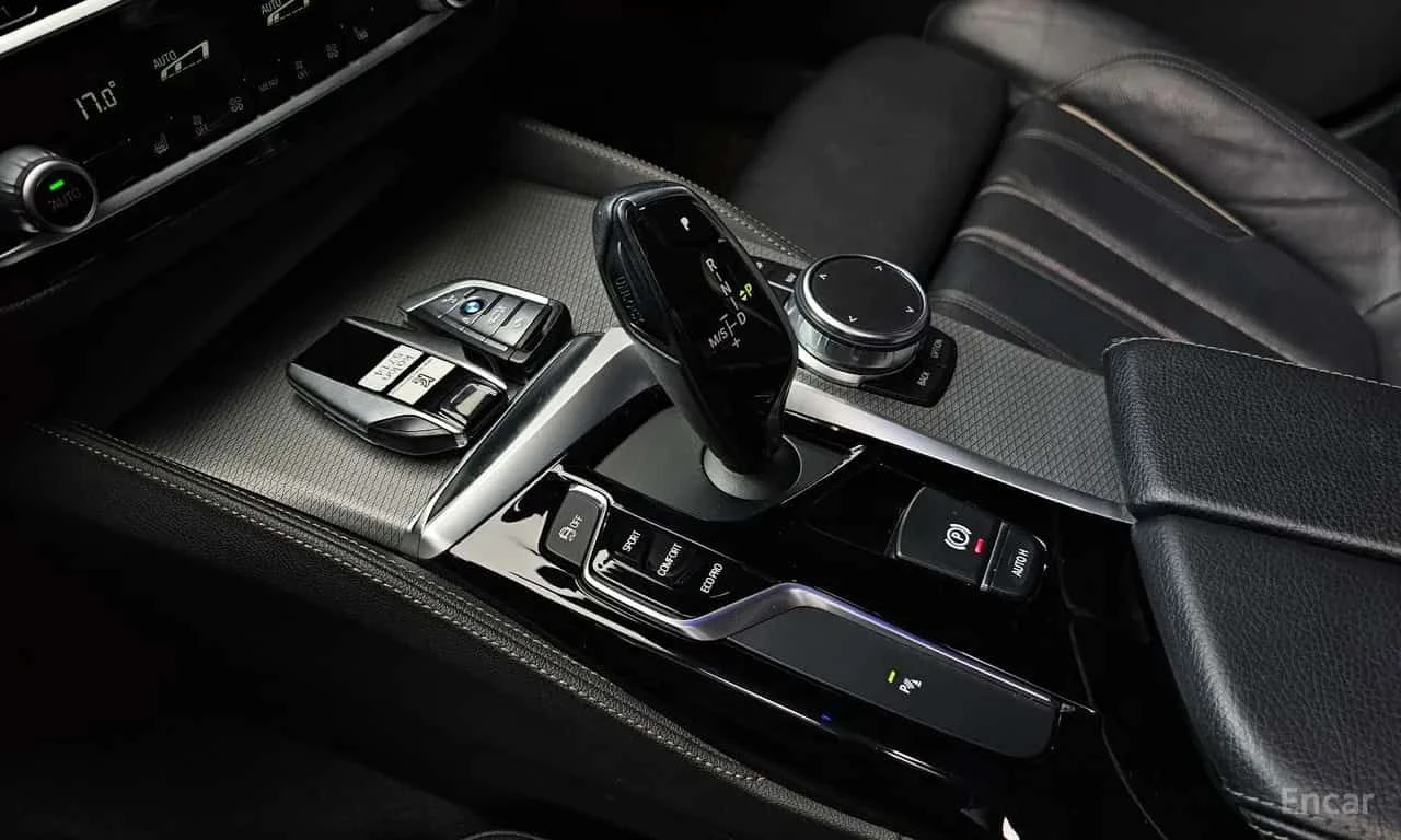 BMW 520 * xDrive M Sport Package * DISTRONIC, снимка 9 - Автомобили и джипове - 55571748