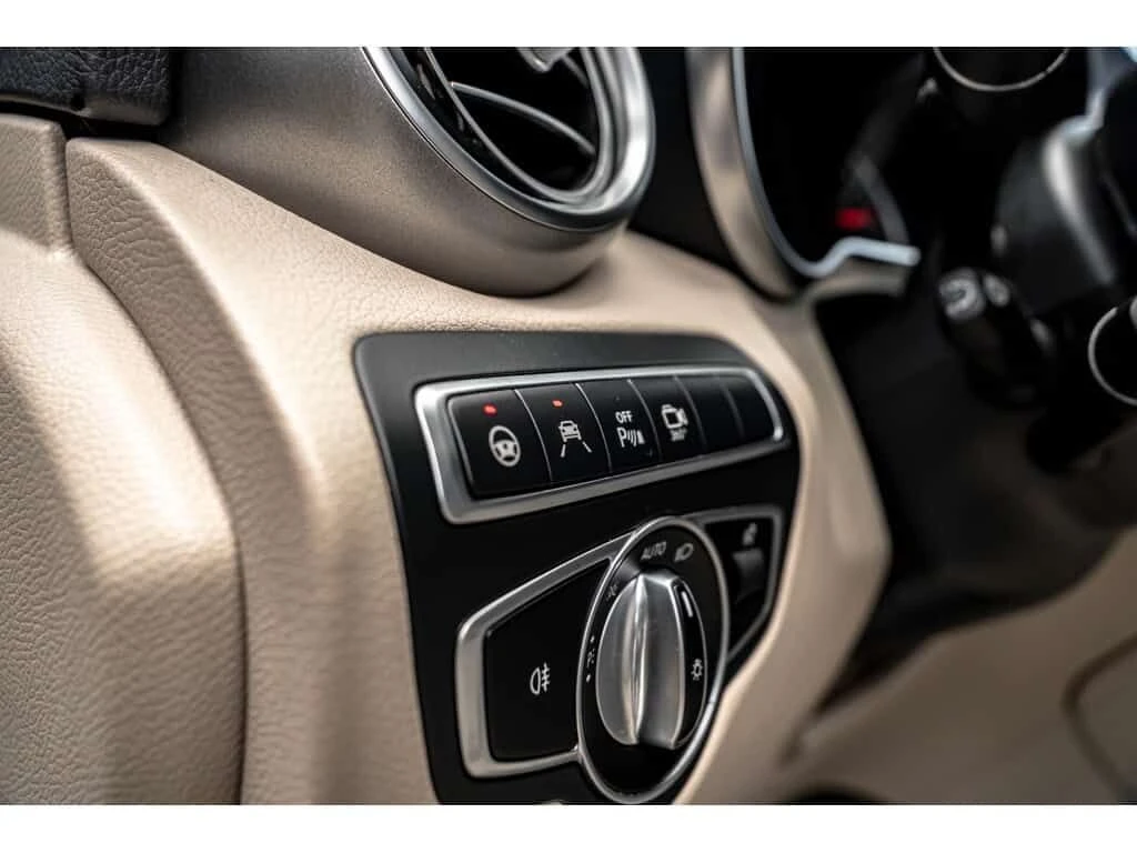 Mercedes-Benz GLC 300 АМГ ПАКЕТ/4MATIC/ SUV /360/Подгрев/Пано/Дистроник/, снимка 11 - Автомобили и джипове - 53976063