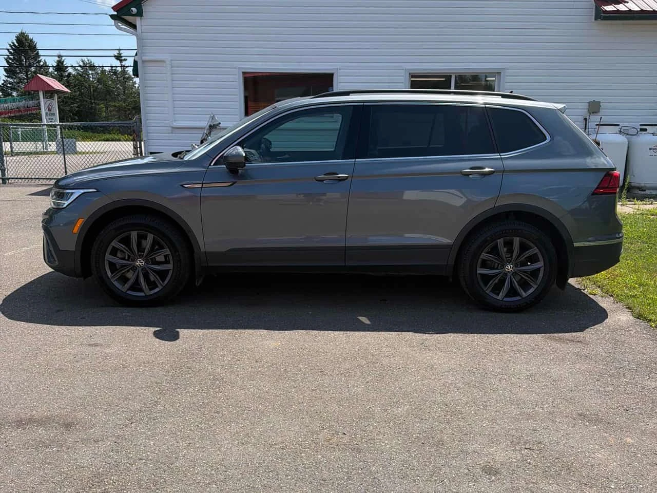 VW Tiguan * Comfortline * CARFAX * ОПЦИЯ ЗА ФИНАНСИРАНЕ, снимка 2 - Автомобили и джипове - 55647613