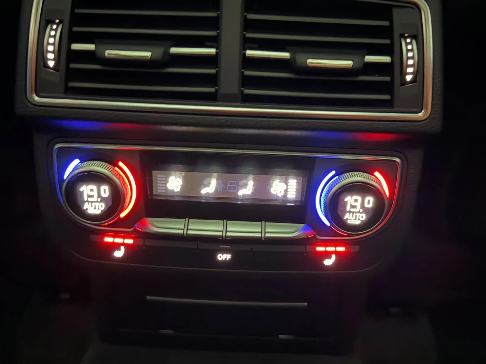 Audi SQ7 Audi Sq7 Ceramic 3xTv Panorama bang & Olufsen , снимка 14 - Автомобили и джипове - 56259685