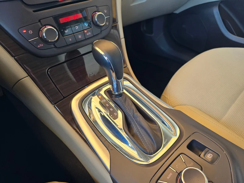 Opel Insignia 2.0CDTi/Авт./4x4/Лизинг/Швейцария, снимка 13 - Автомобили и джипове - 51909282