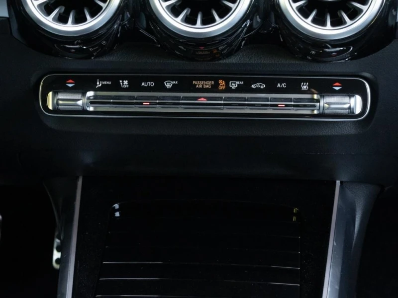 Mercedes-Benz EQB 300 AMG/4-MATIC/FACELIFT/NIGHT/LED/CAMERA/, снимка 9 - Автомобили и джипове - 51275263