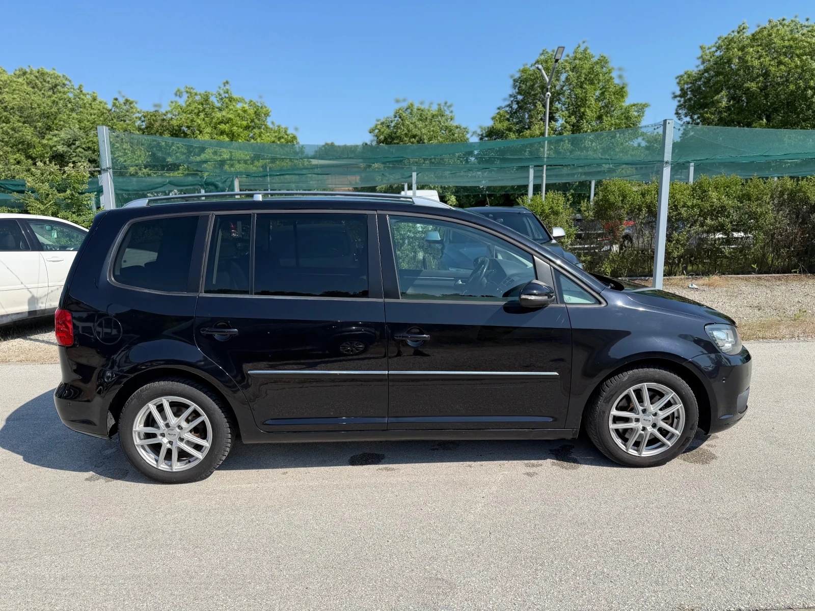 VW Touran 2.0 TDI Швейцария 7 местен, снимка 7 - Автомобили и джипове - 54677560